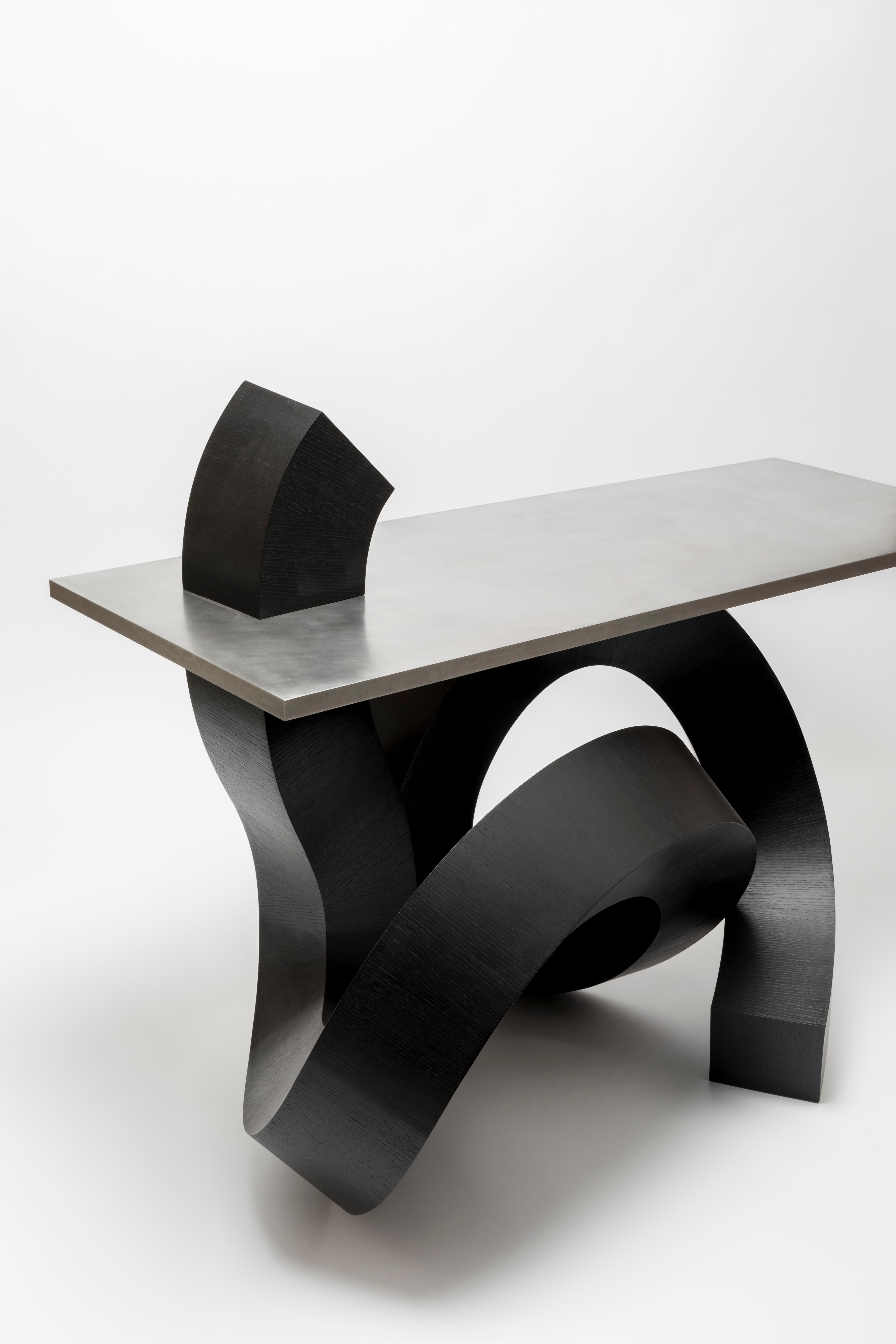 Teint Table console ou table de couloir dragon en contreplaqué teinté noir et aluminium en vente