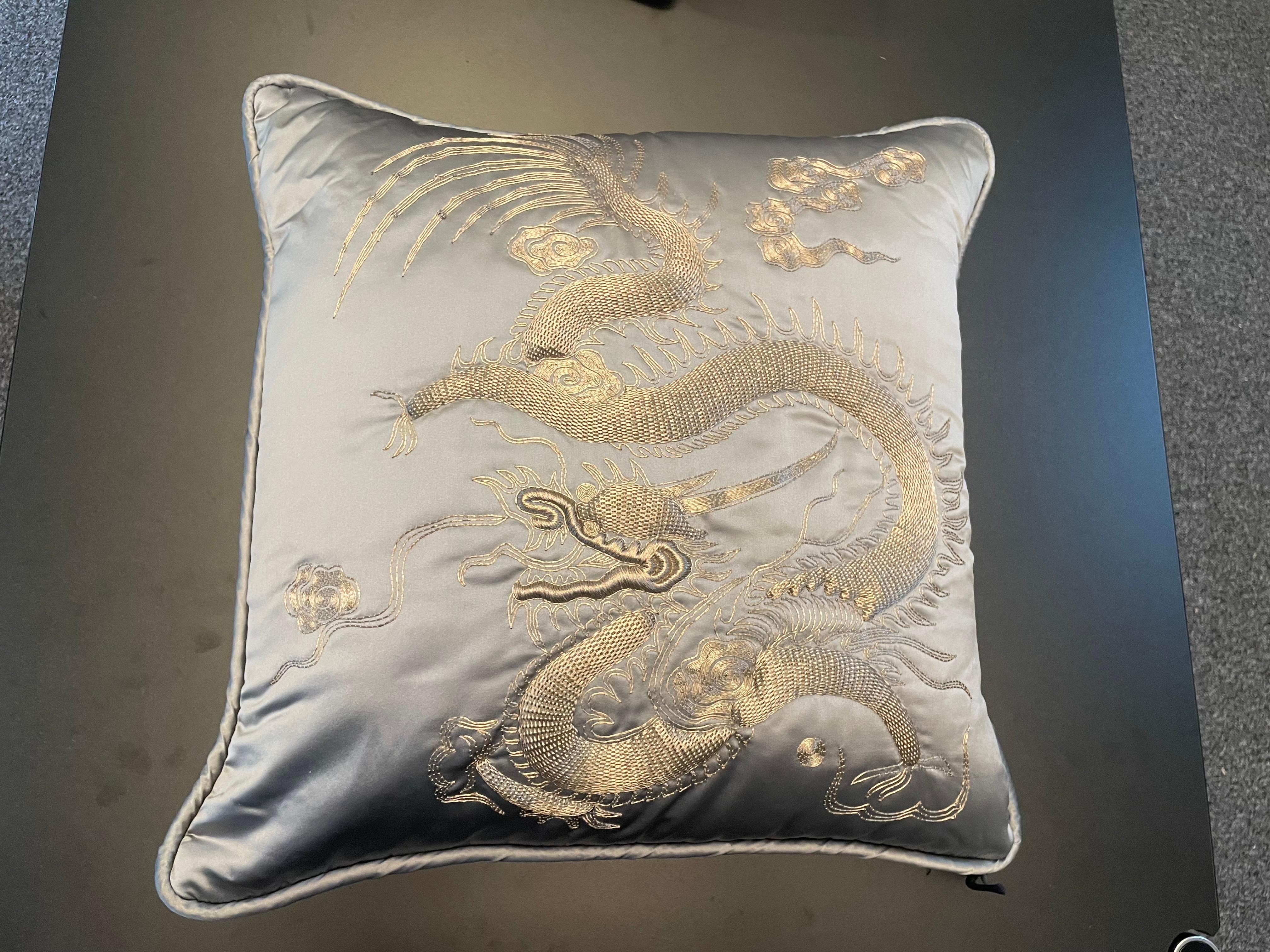 Cuscino con disegno del drago, ricamo a mano con filo d'argento intrecciato a mano sul pannello frontale, lato posteriore in seta liscia.
Fabrice di base Raso di seta col. Grigio argento dall'Italia - la tonalità di colore della seta è mostrata