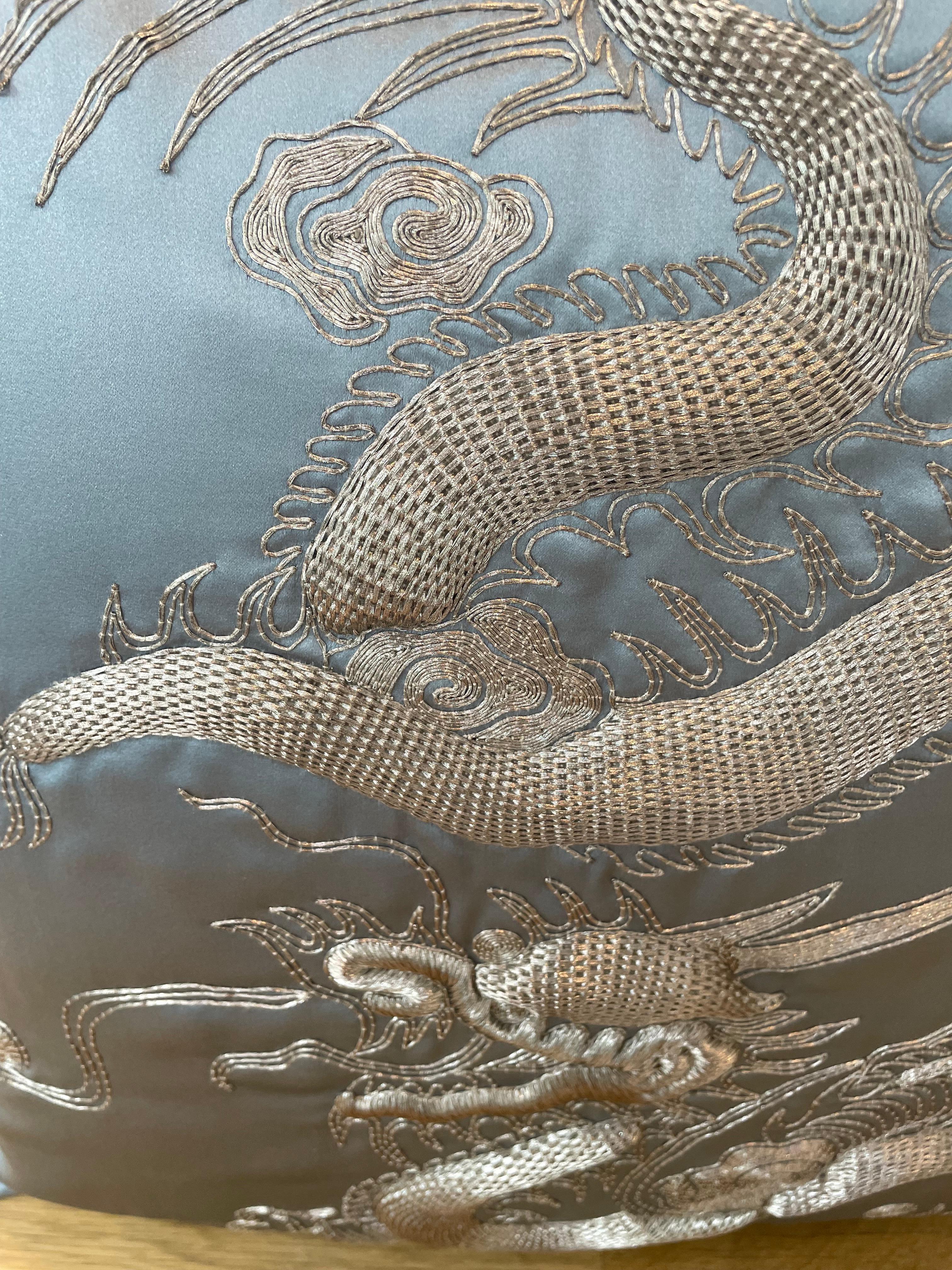 Cineserie Cuscino drago ricamato a mano con filo d'argento su raso di seta grigio-argento in vendita