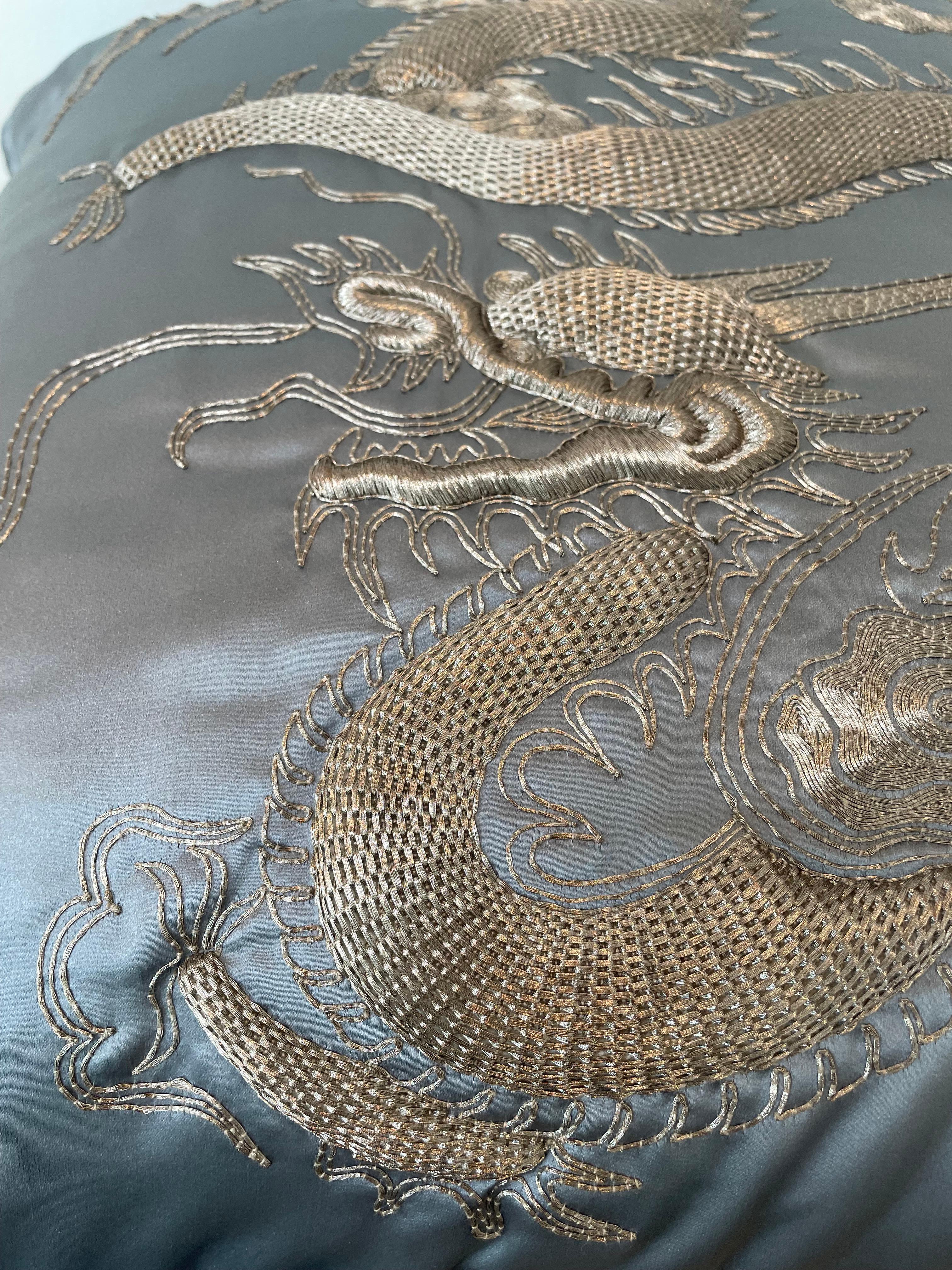 Tedesco Cuscino drago ricamato a mano con filo d'argento su raso di seta grigio-argento in vendita