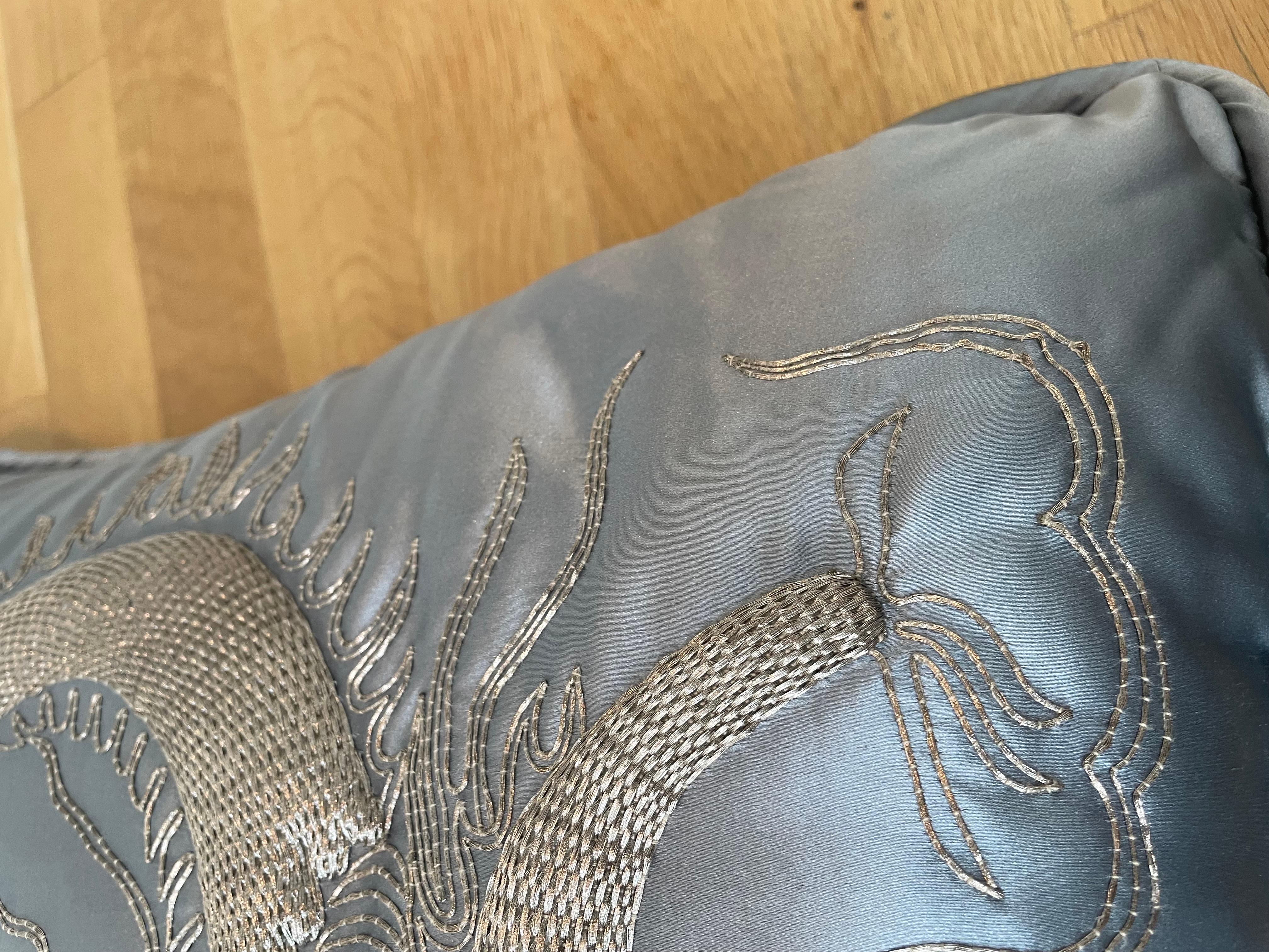 Ricamato Cuscino drago ricamato a mano con filo d'argento su raso di seta grigio-argento in vendita