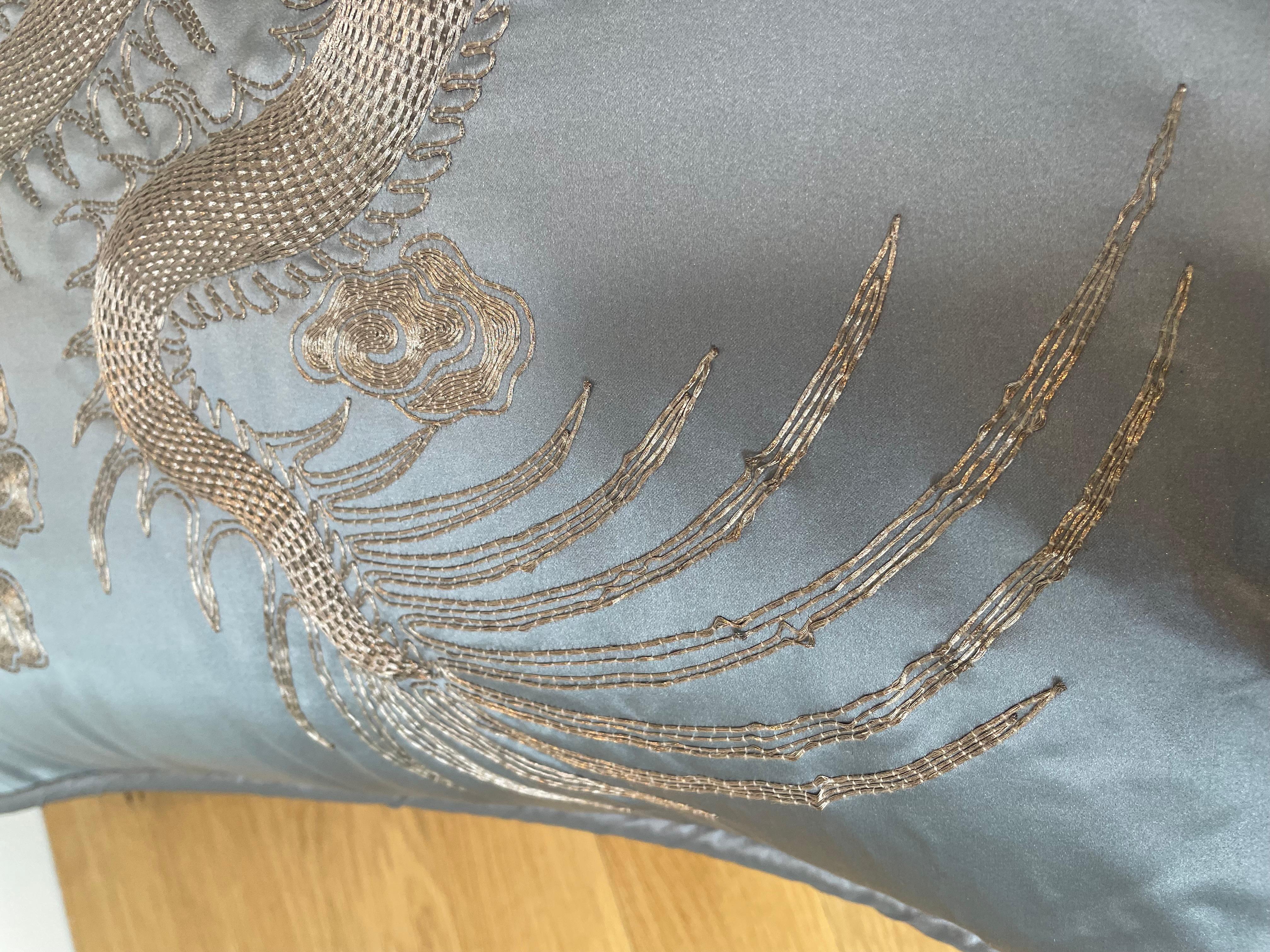 Cuscino drago ricamato a mano con filo d'argento su raso di seta grigio-argento In condizioni buone in vendita a Hamburg, DE