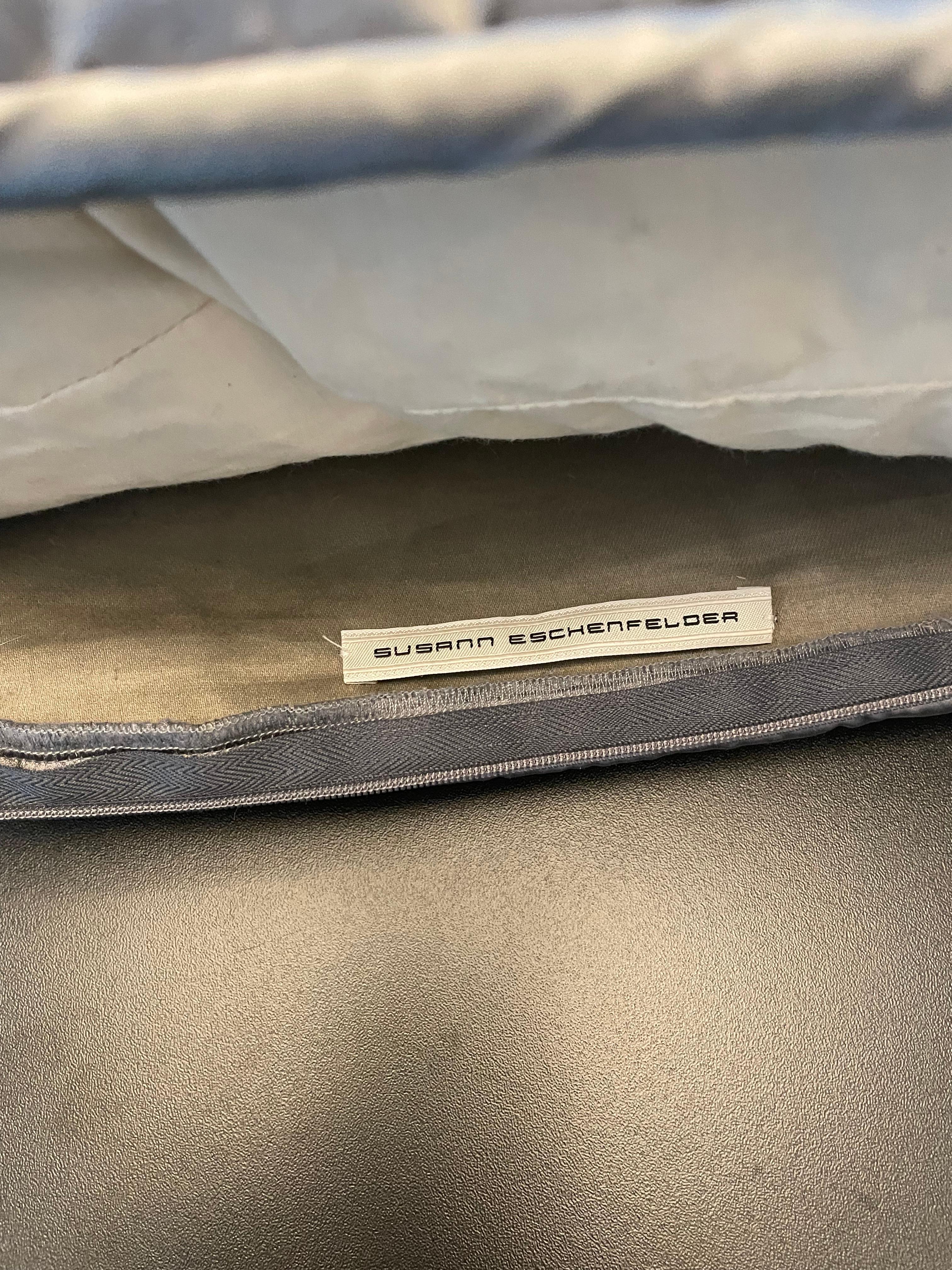 XXI secolo e contemporaneo Cuscino drago ricamato a mano con filo d'argento su raso di seta grigio-argento in vendita