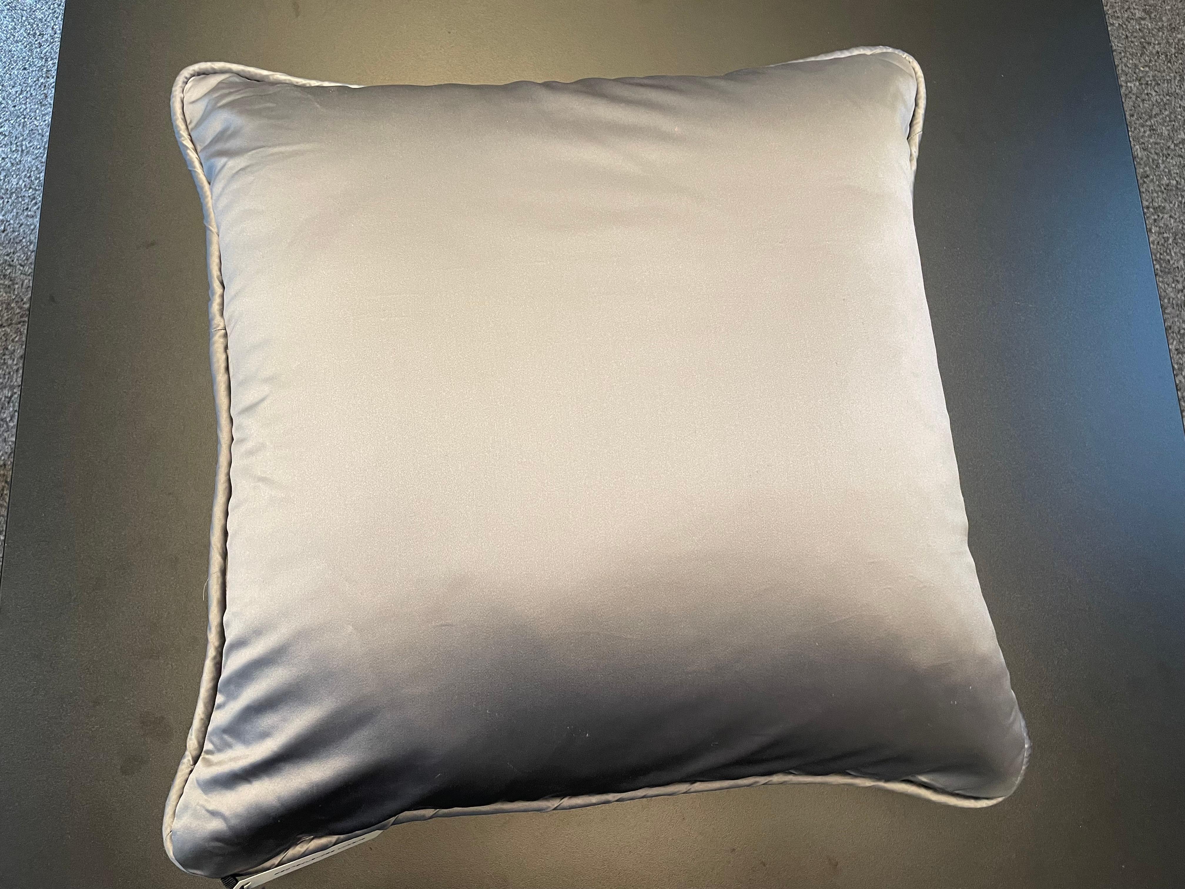 Seta Cuscino drago ricamato a mano con filo d'argento su raso di seta grigio-argento in vendita