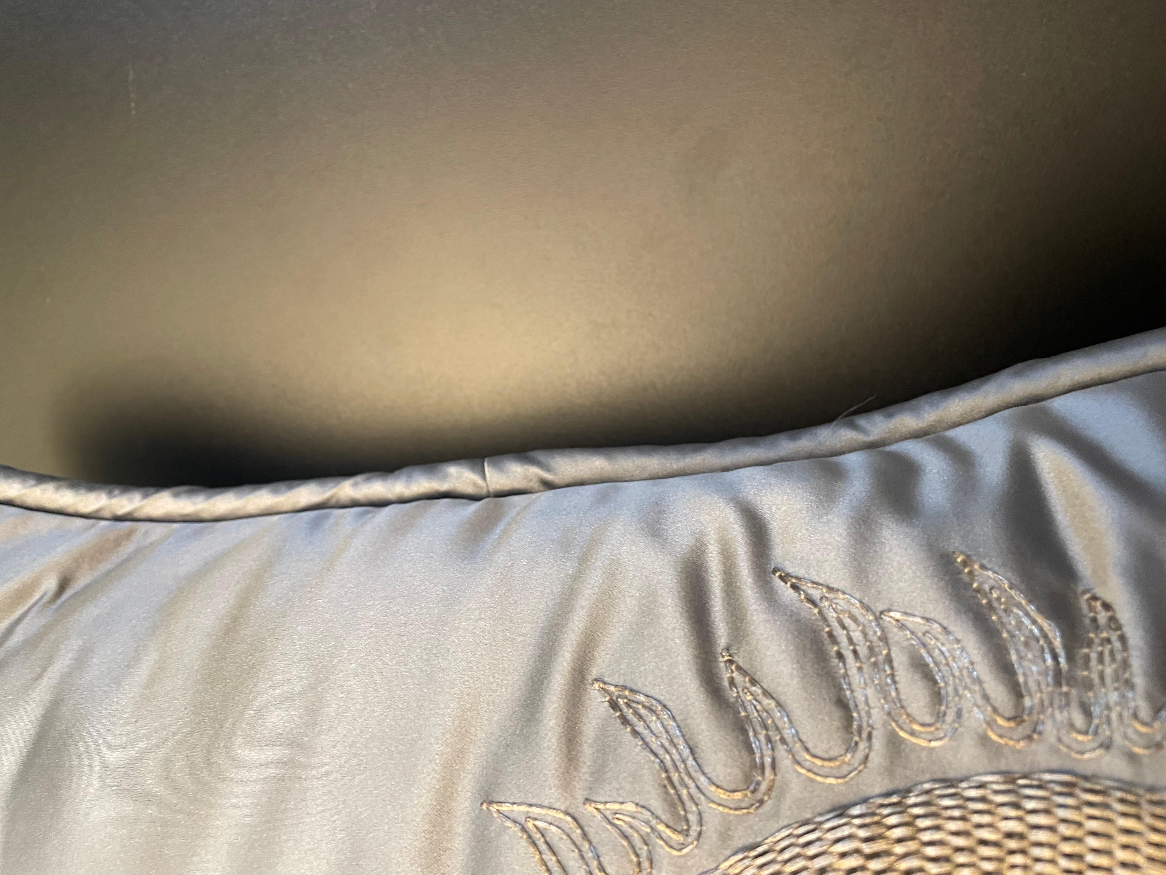 Cuscino drago ricamato a mano con filo d'argento su raso di seta grigio-argento in vendita 1