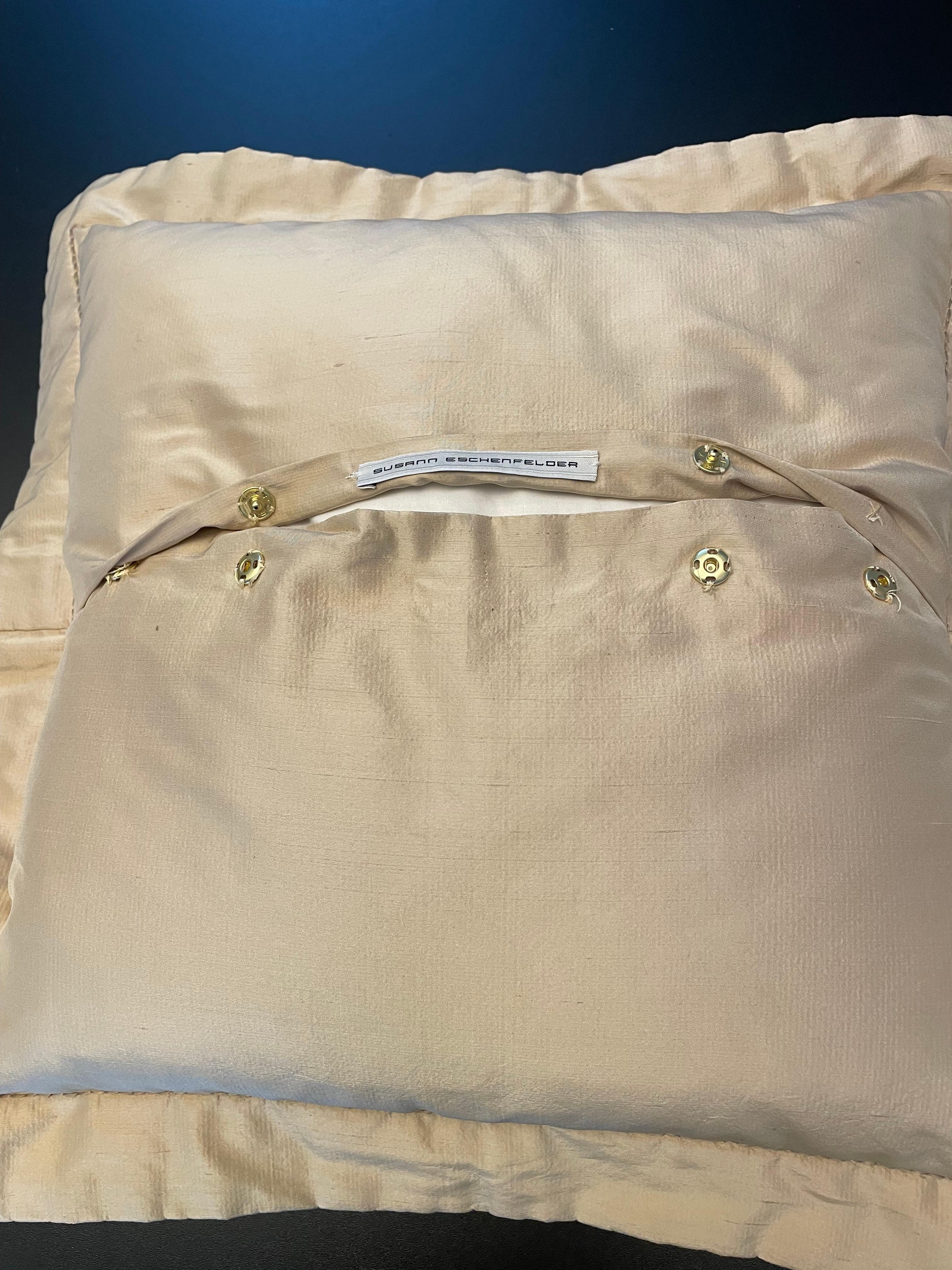Cuscino drago ricamato a mano con filo d'oro e perline su seta color paglia in vendita 2