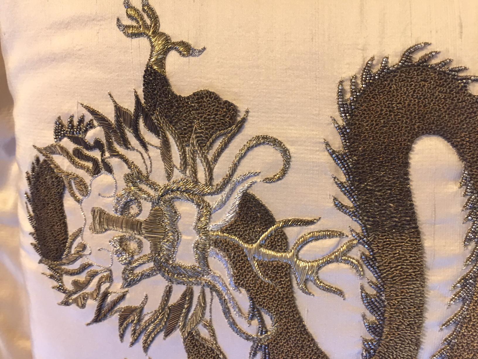 Cuscino drago ricamato a mano con filo d'oro e perline su seta color paglia in vendita 3