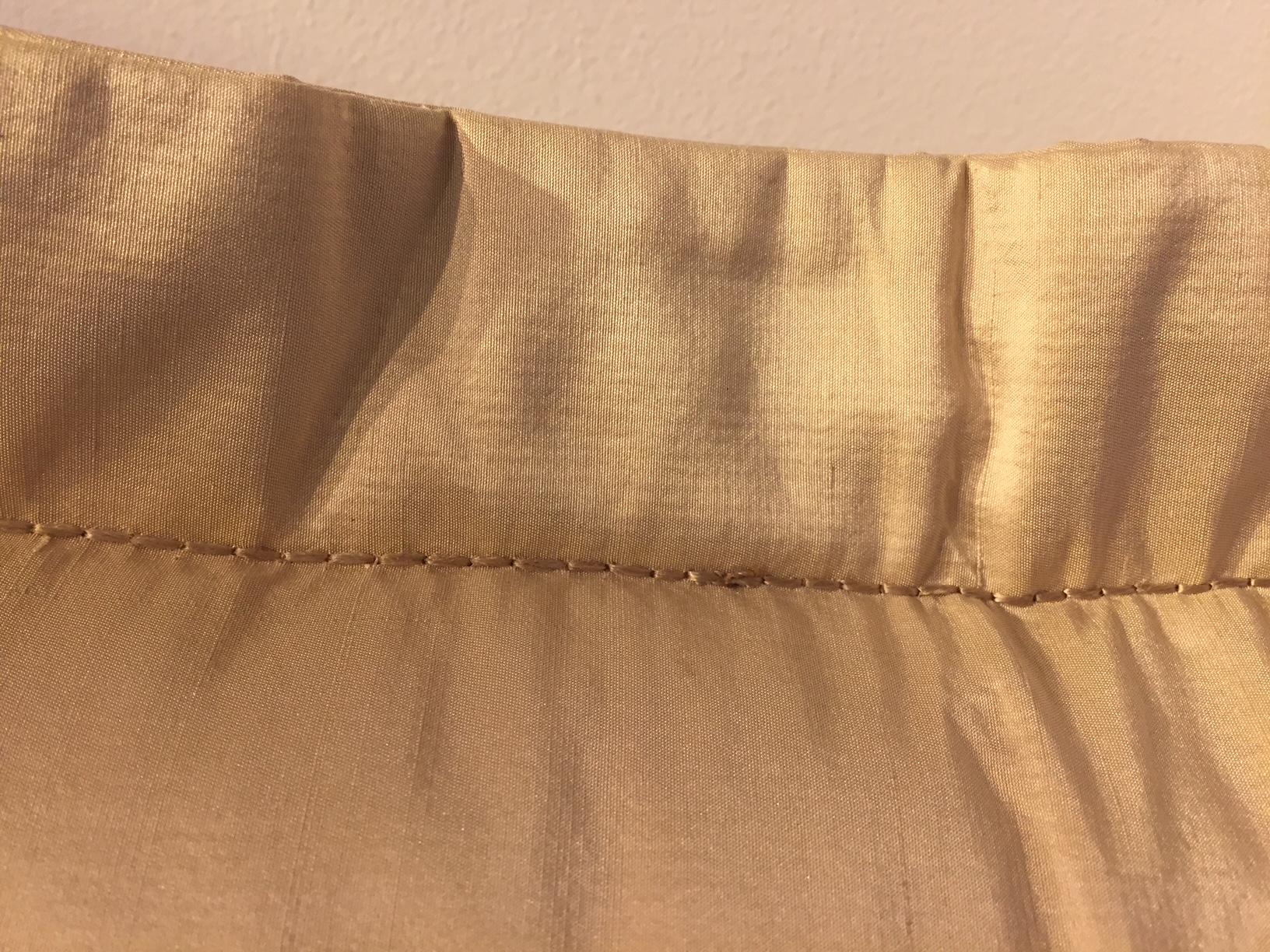Cuscino drago ricamato a mano con filo d'oro e perline su seta color paglia in vendita 4