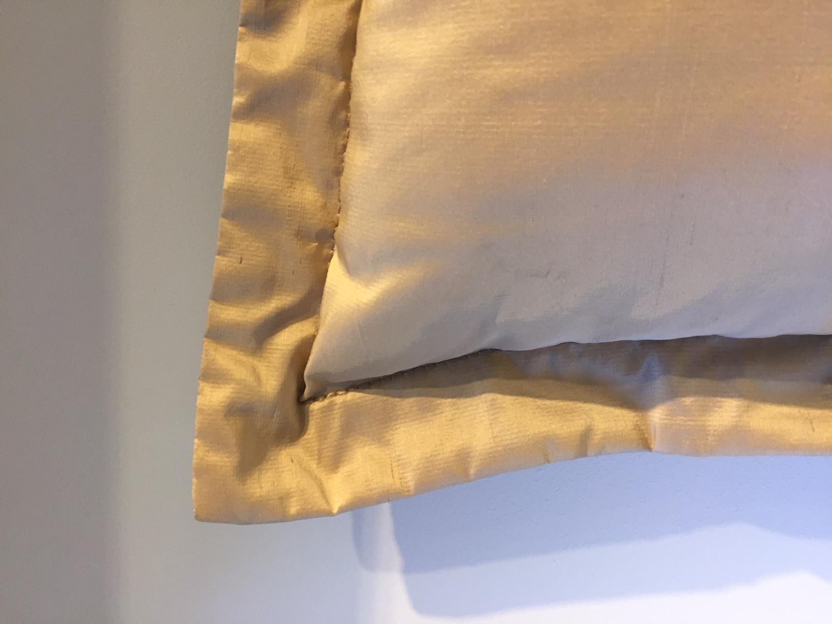 Cuscino drago ricamato a mano con filo d'oro e perline su seta color paglia in vendita 5