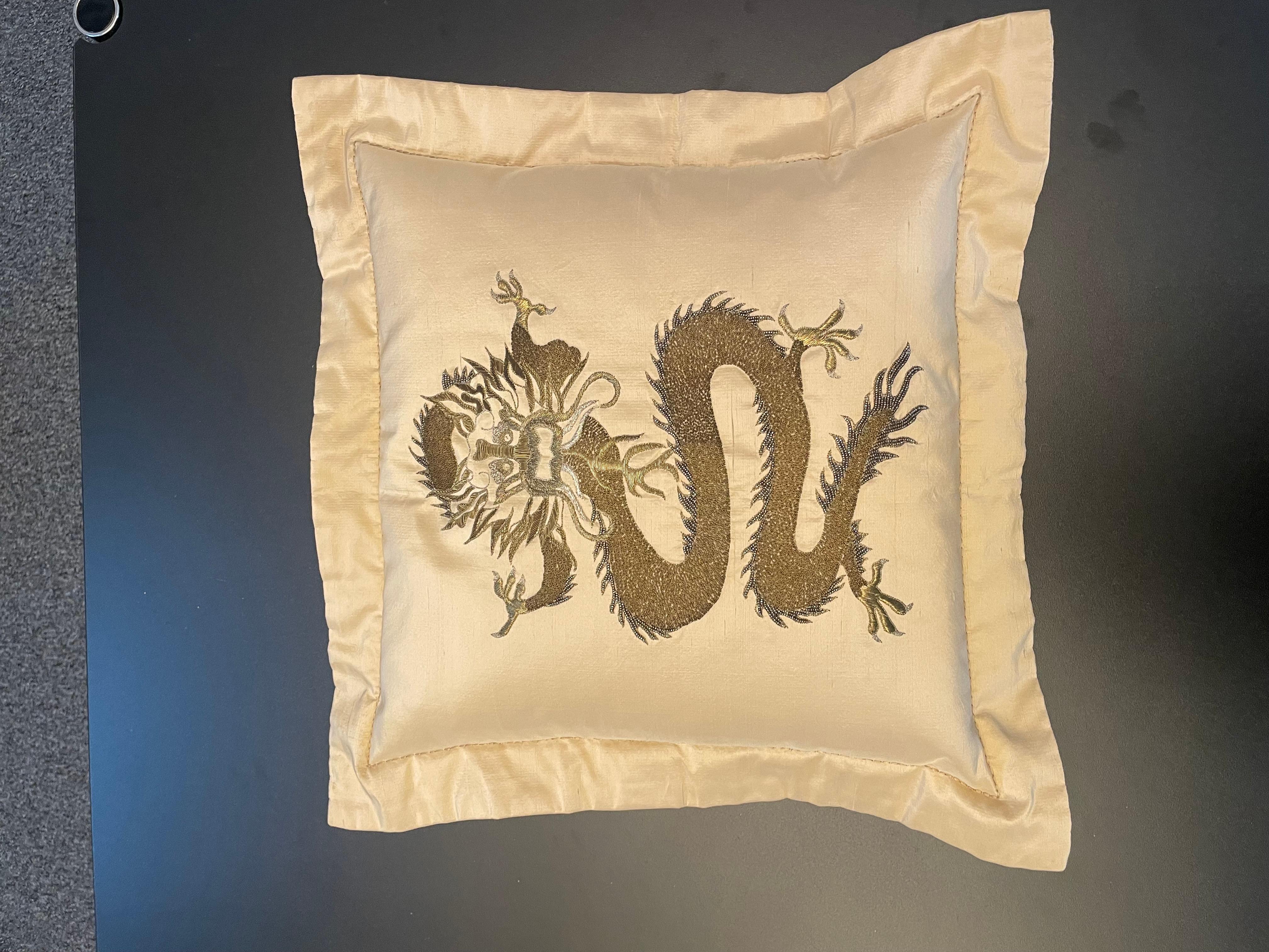 Cuscino drago ricamato a mano con filo d'oro e perline su seta color paglia in vendita 6
