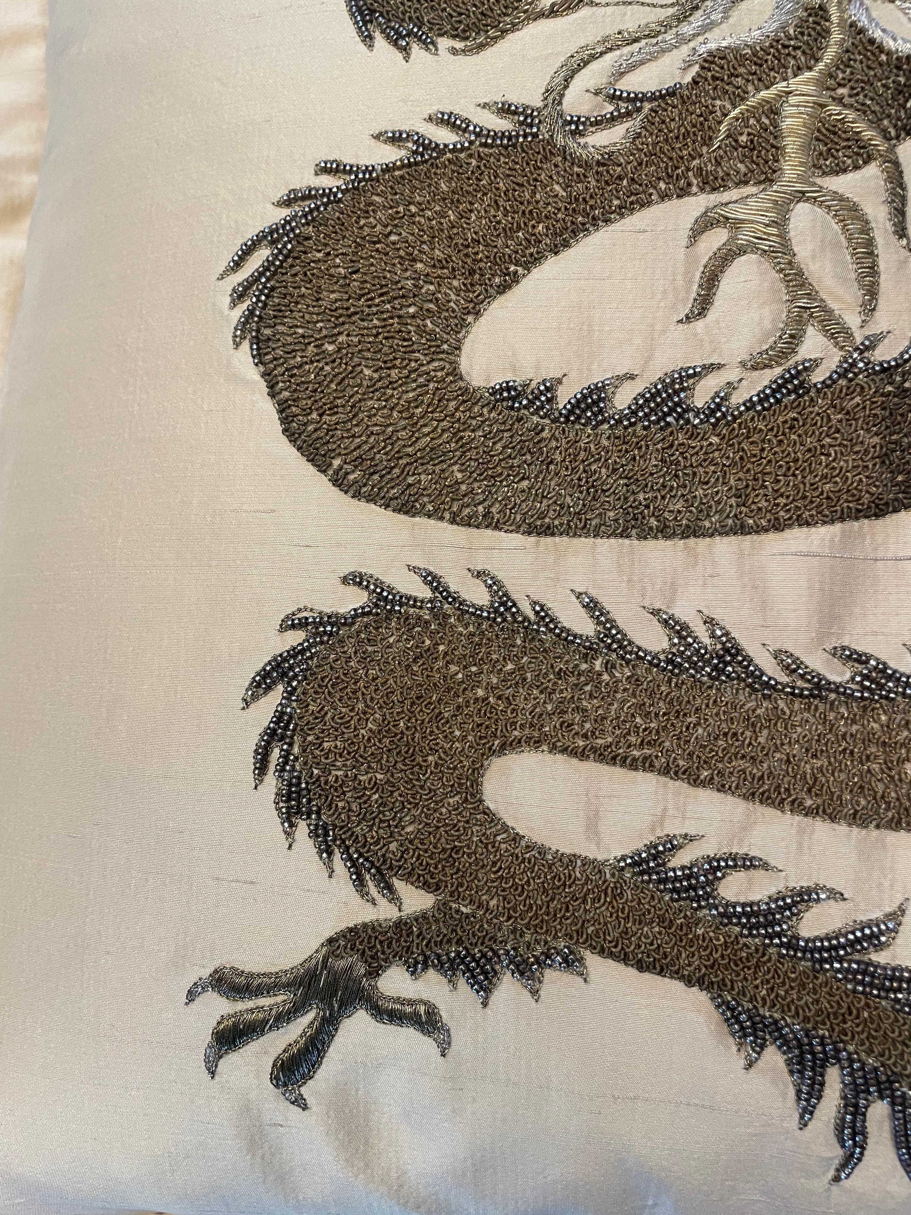 Cuscino drago ricamato a mano con filo d'oro e perline su seta color paglia in vendita 8