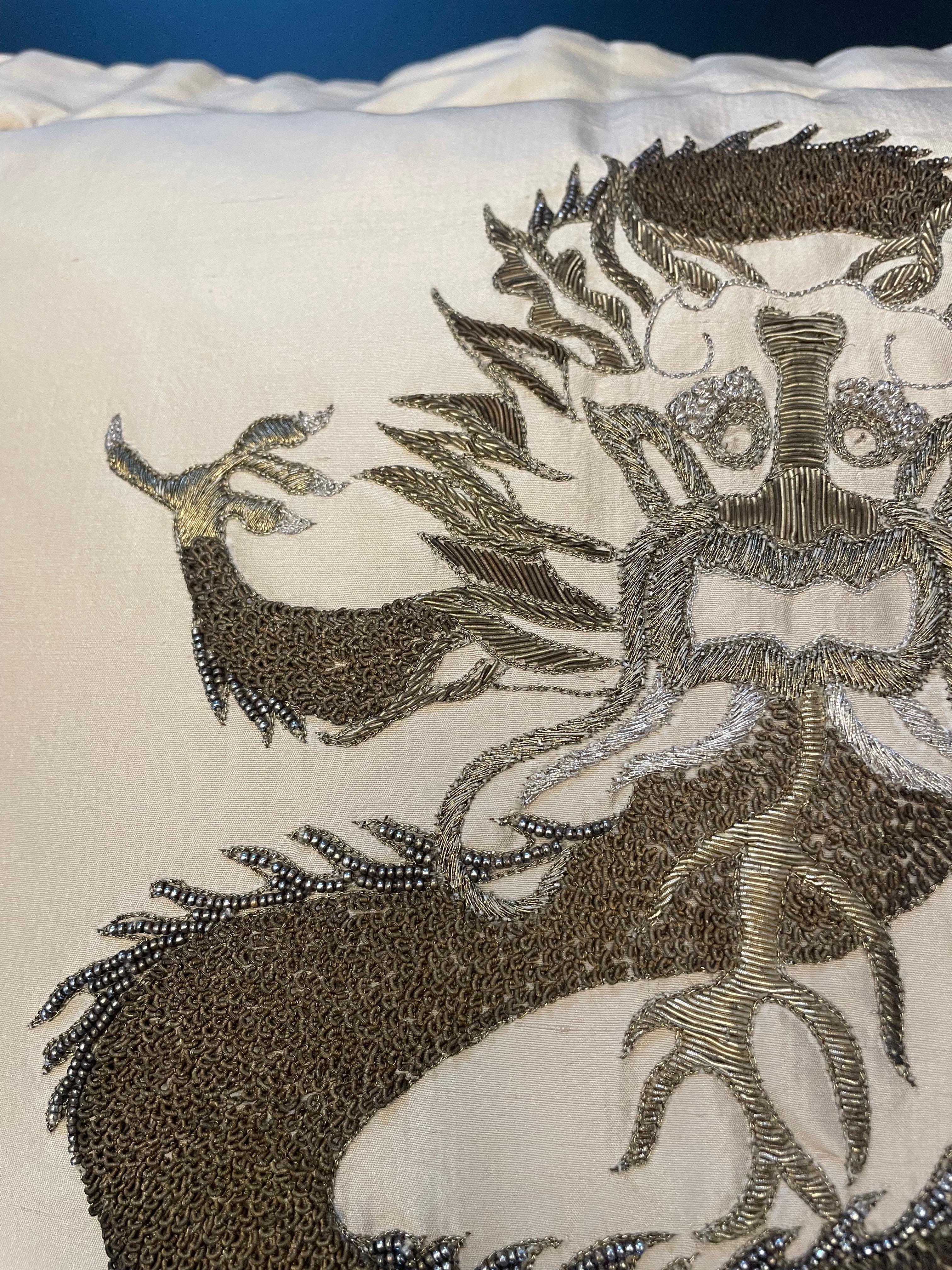 Cuscino drago ricamato a mano con filo d'oro e perline su seta color paglia in vendita 9