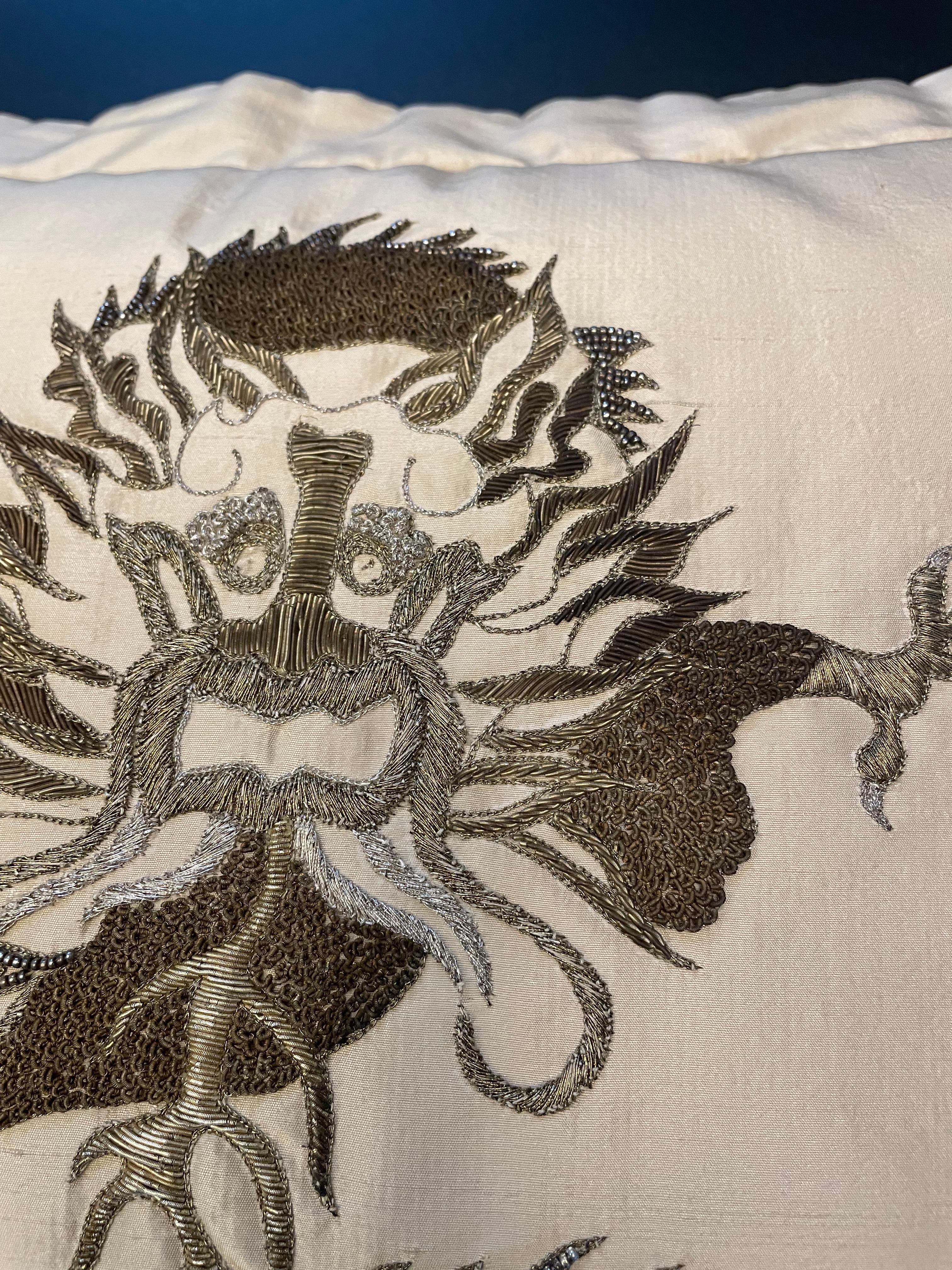 XXI secolo e contemporaneo Cuscino drago ricamato a mano con filo d'oro e perline su seta color paglia in vendita