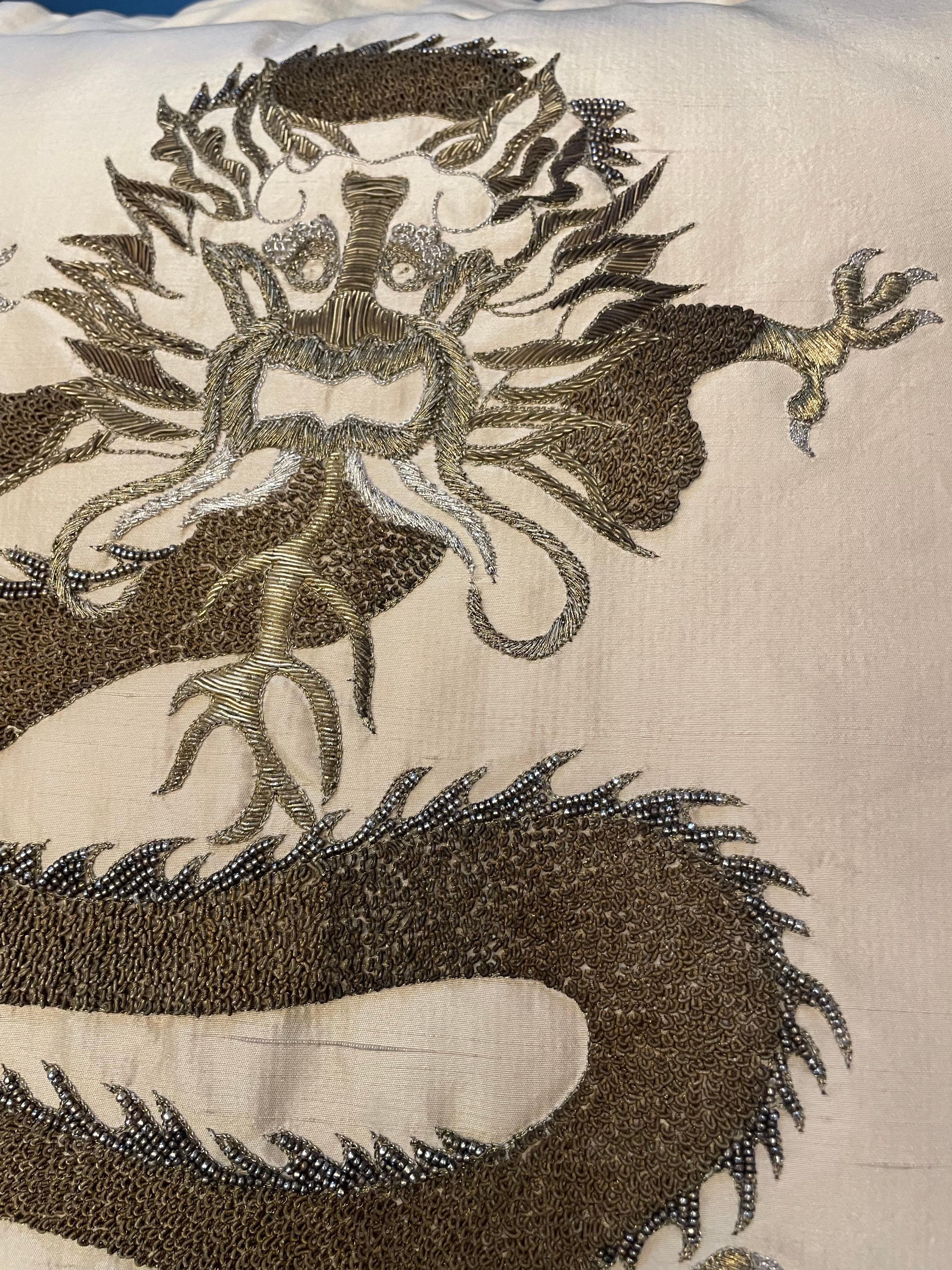 Cuscino drago ricamato a mano con filo d'oro e perline su seta color paglia in vendita 1