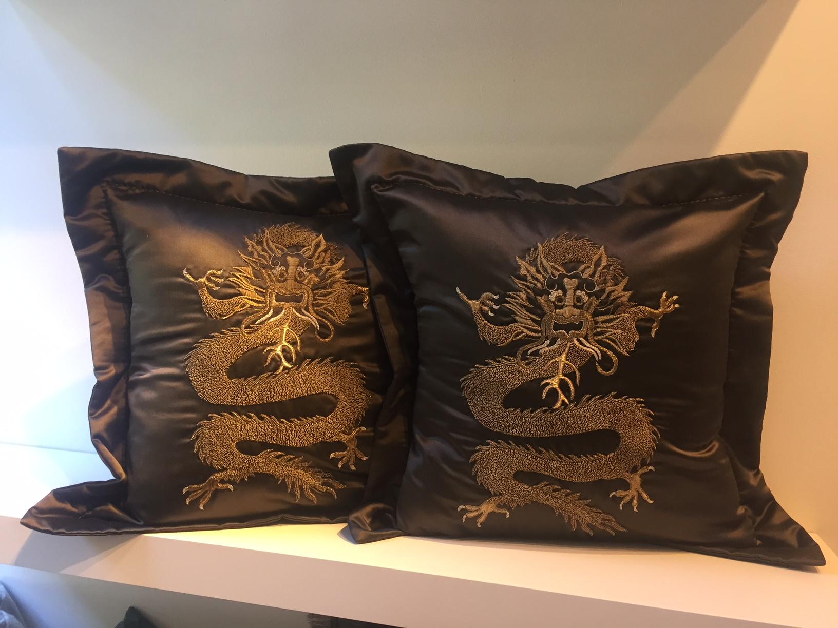 Dragon Design Cushion Silk Brown With Hand Embroidery in Metal Gold Thread in vendita 3