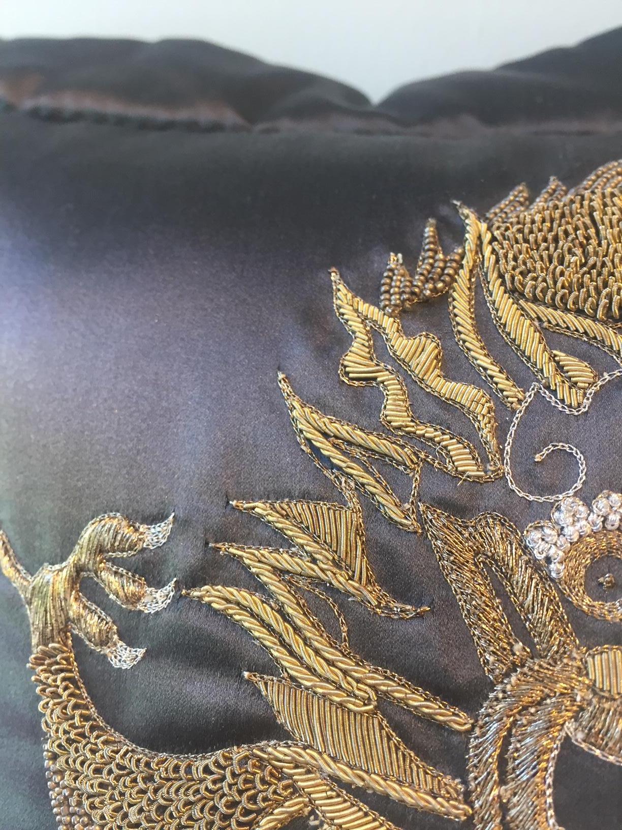 Dragon Design Cushion Silk Brown With Hand Embroidery in Metal Gold Thread in vendita 6