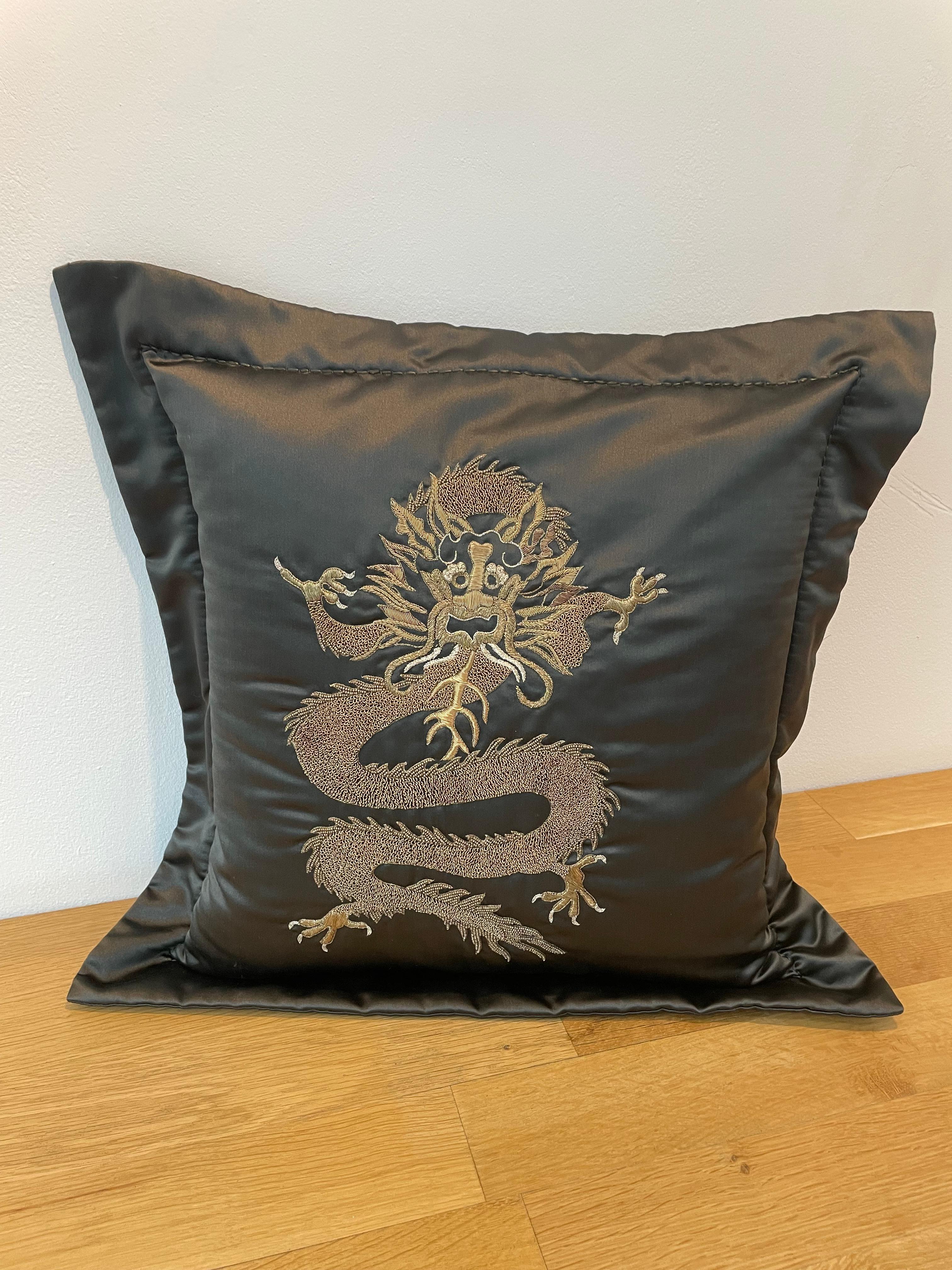 Cineserie Dragon Design Cushion Silk Brown With Hand Embroidery in Metal Gold Thread in vendita