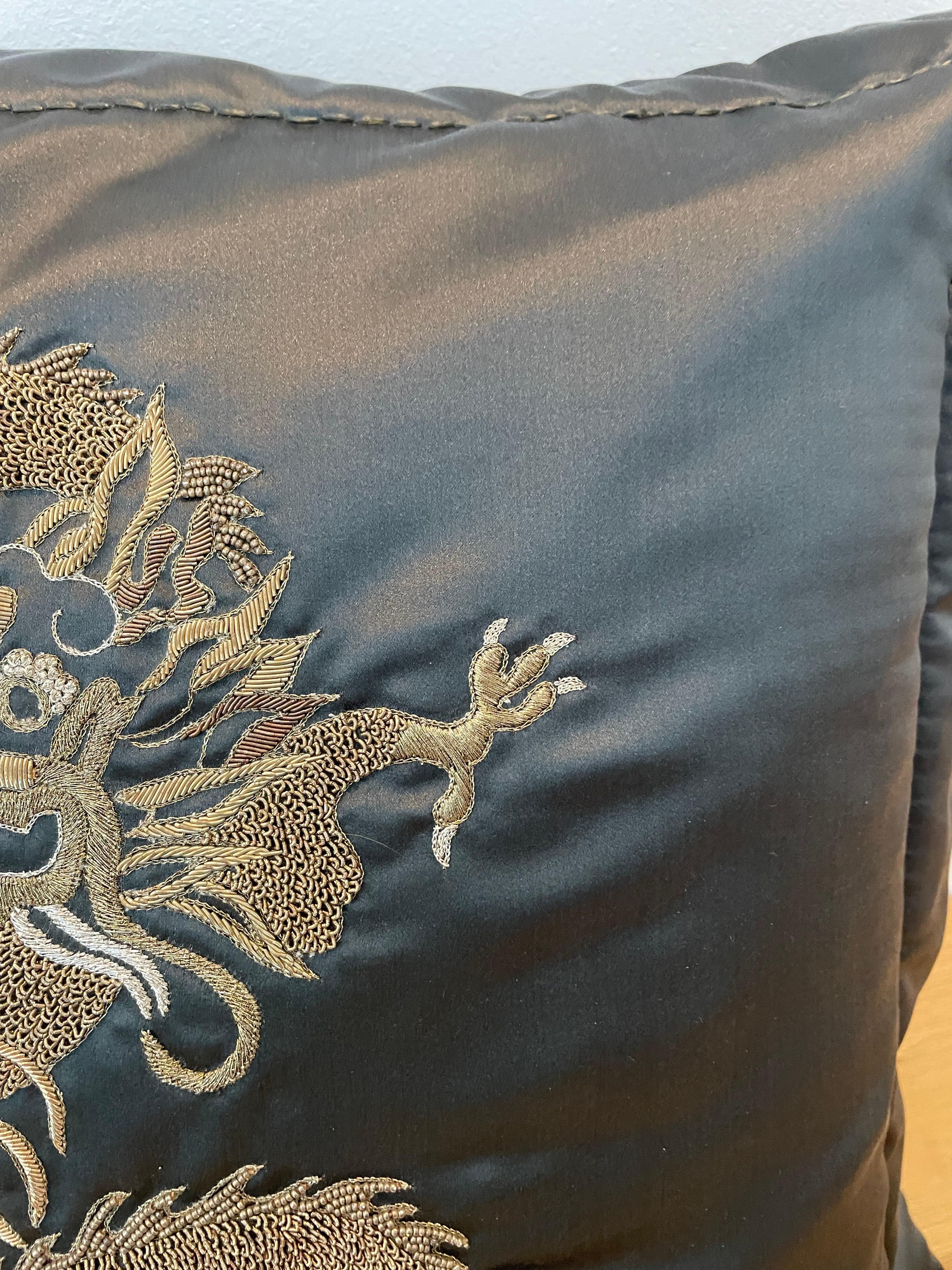 Ricamato Dragon Design Cushion Silk Brown With Hand Embroidery in Metal Gold Thread in vendita