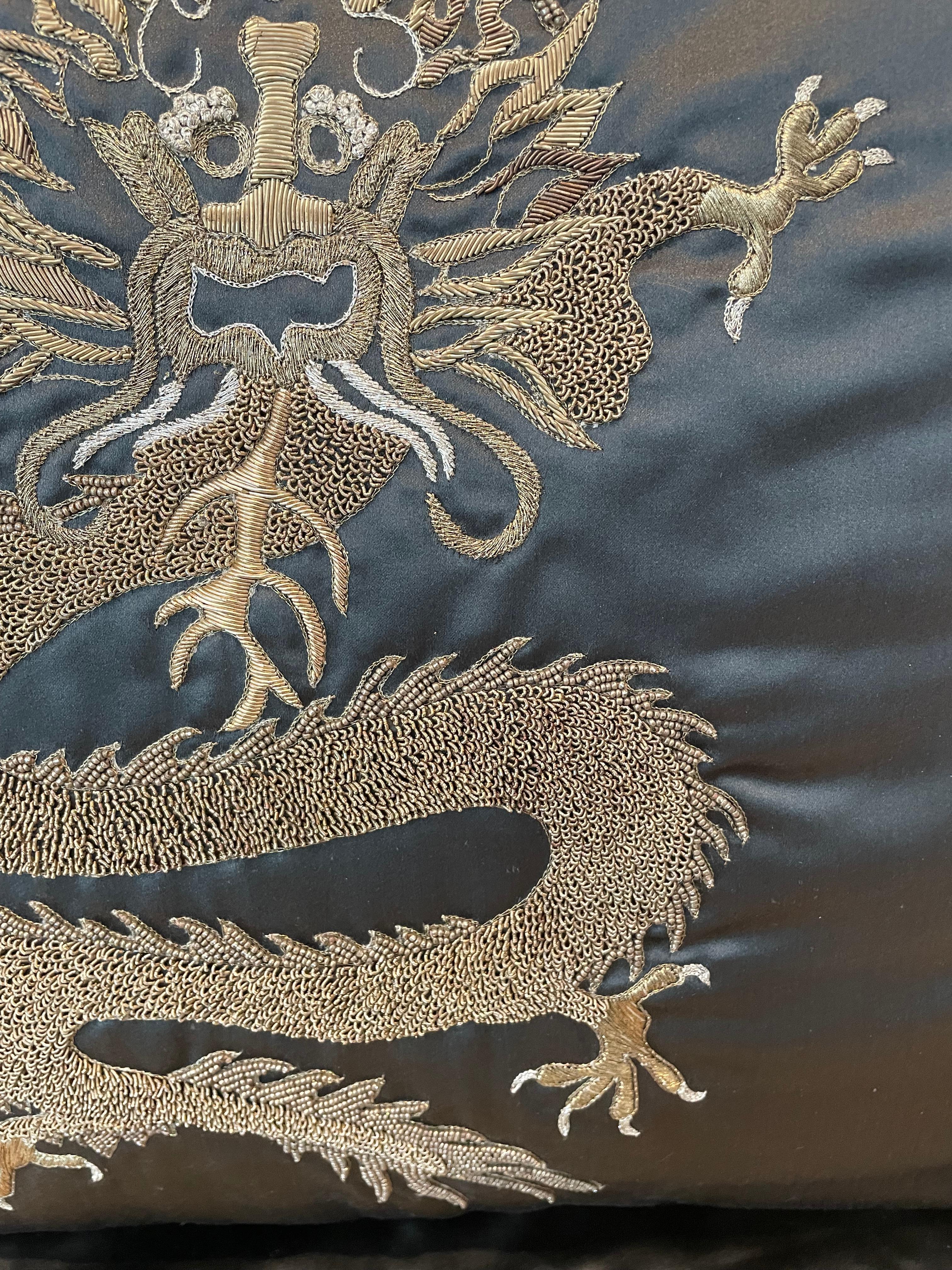 Dragon Design Cushion Silk Brown With Hand Embroidery in Metal Gold Thread In condizioni ottime in vendita a Hamburg, DE