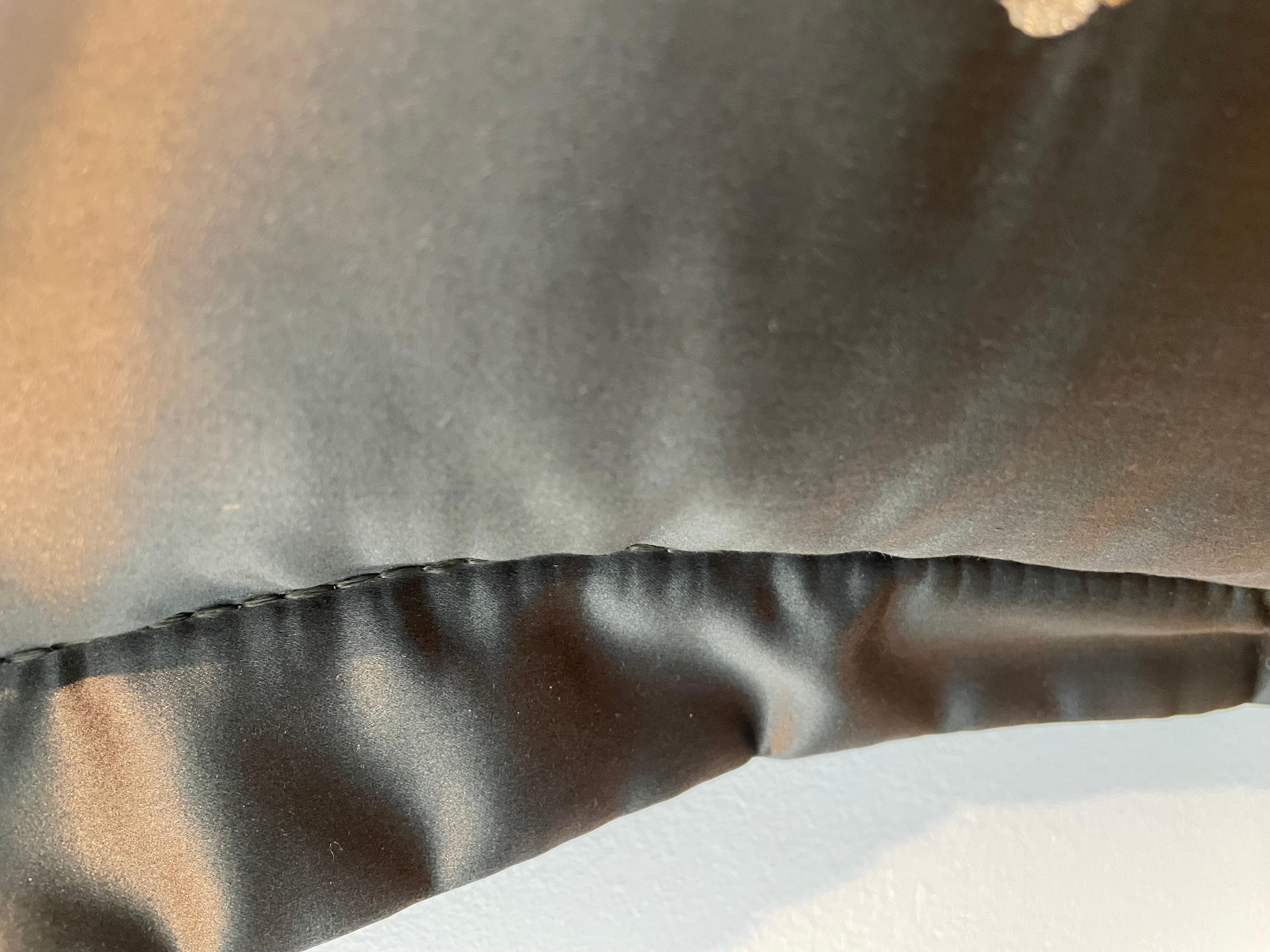 Seta Dragon Design Cushion Silk Brown With Hand Embroidery in Metal Gold Thread in vendita
