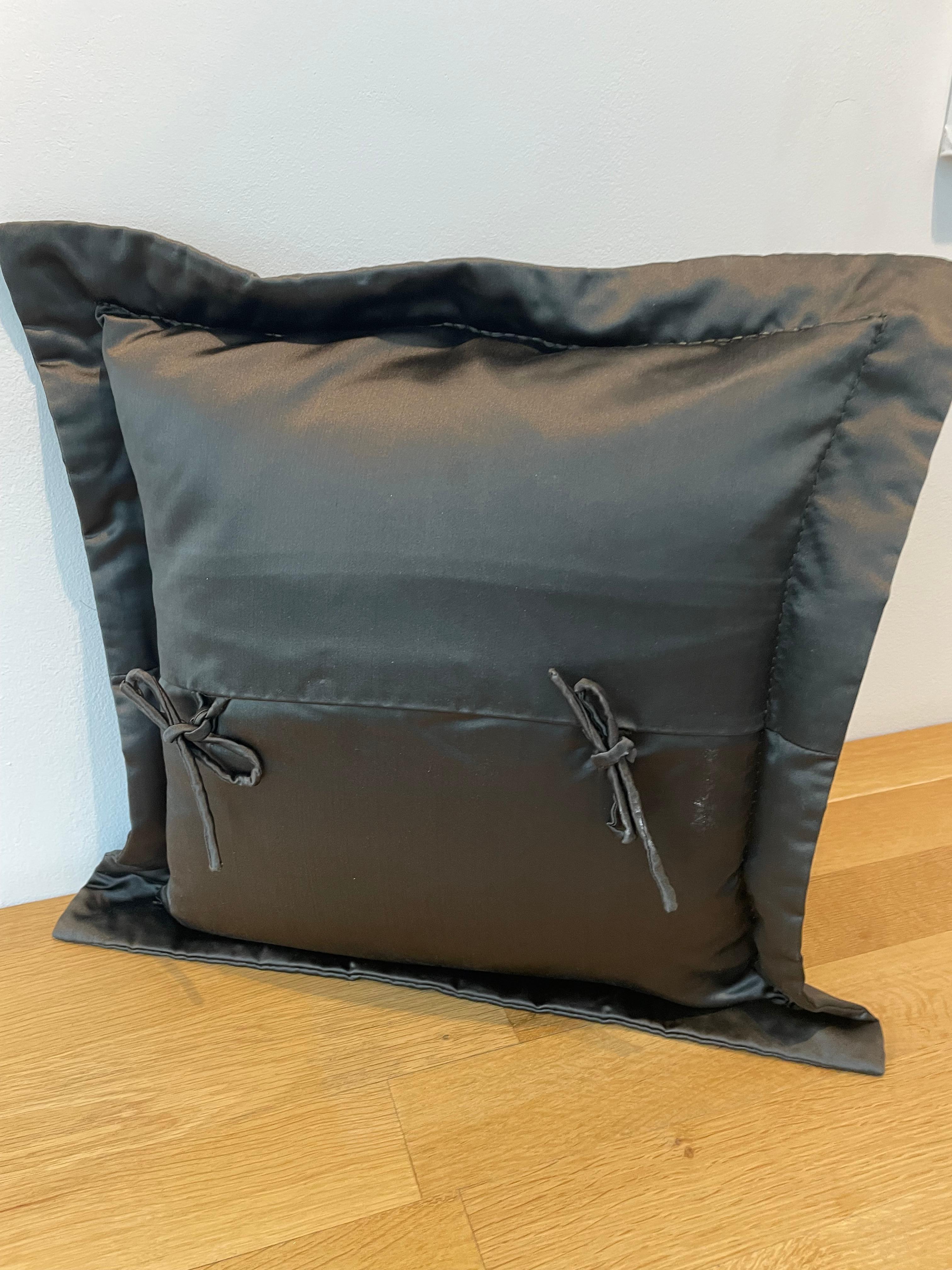 Dragon Design Cushion Silk Brown With Hand Embroidery in Metal Gold Thread in vendita 1