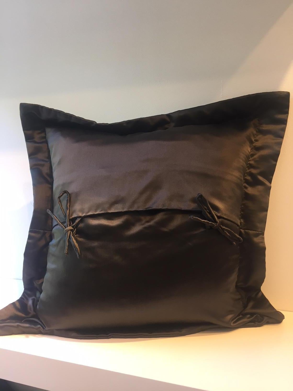 Seta Cuscino con design a drago in seta di colore marrone ricamato a mano