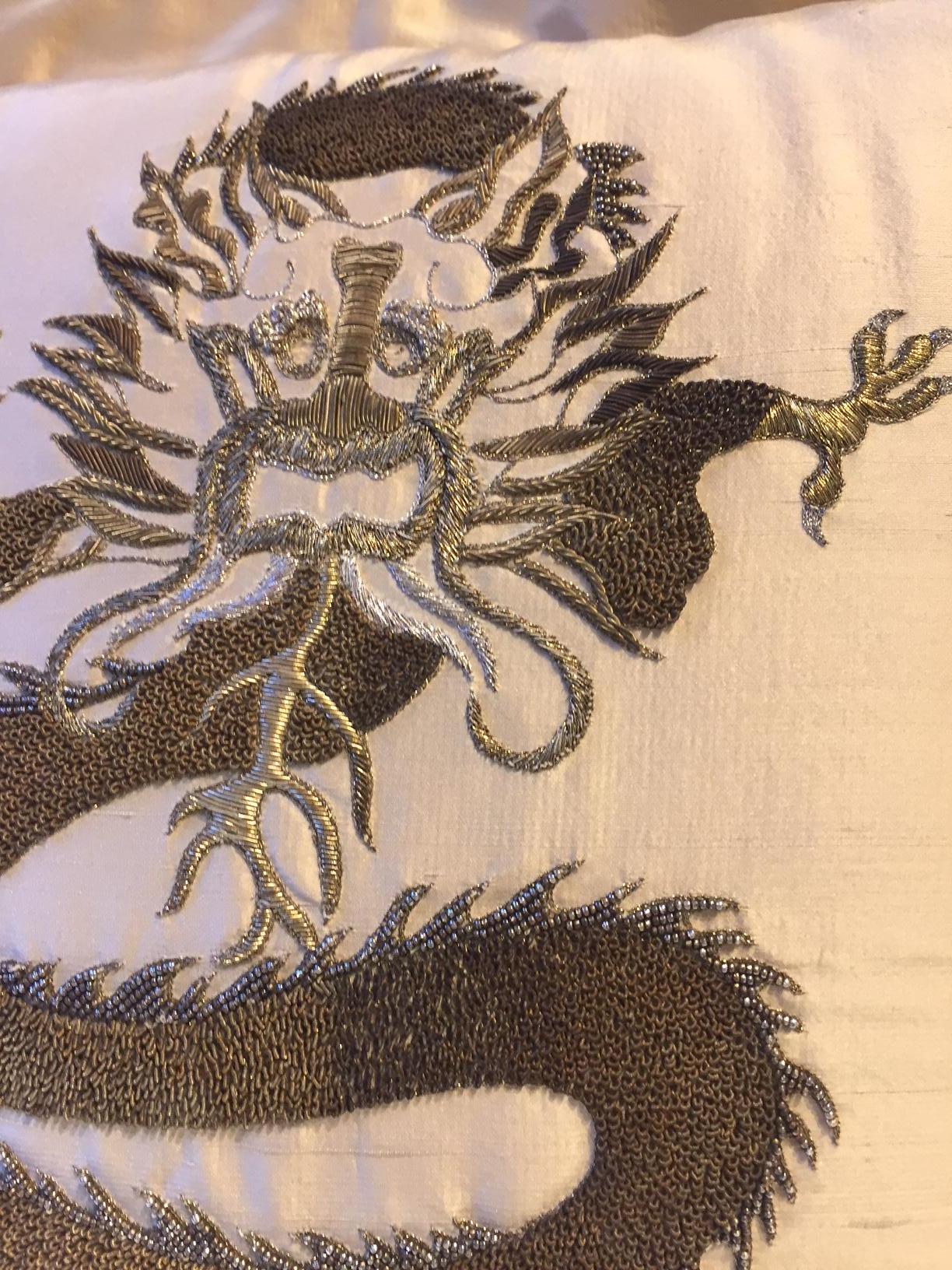 Housse de coussin en soie couleur paille avec motif de dragon brodé à la main avec du fil d'or dans différentes nuances, la housse de coussin a comme finition une bordure 