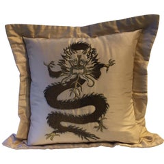 Coussin à motif de dragon en soie couleur paille brodé à la main