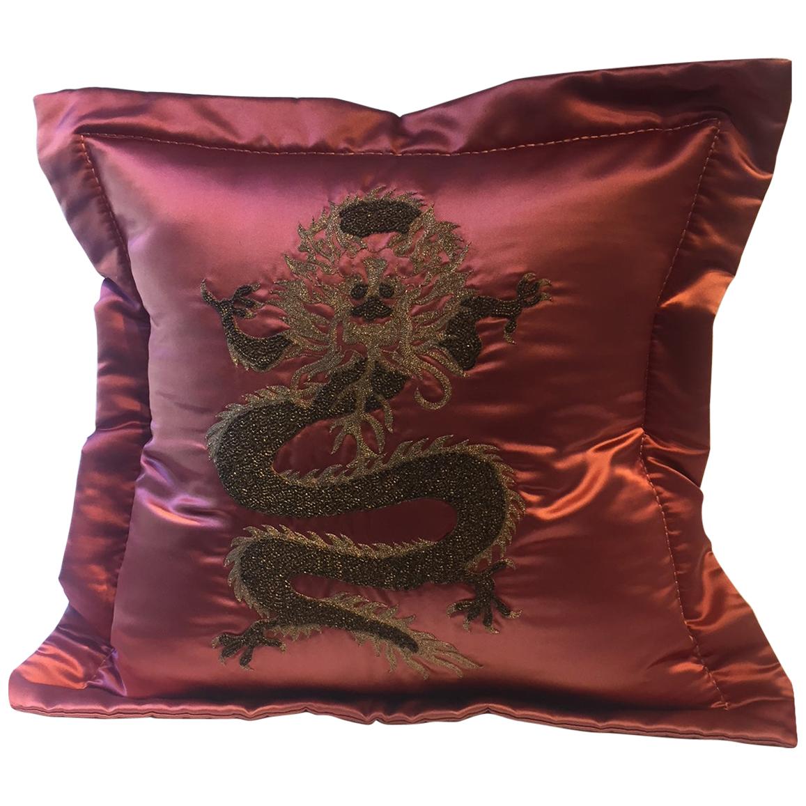 Dragon Design Kissen Seide Farbe Erdbeerrote Handstickerei mit Drachenmuster im Angebot