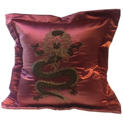 Cuscino con design a drago in seta color rosso fragola ricamato a mano