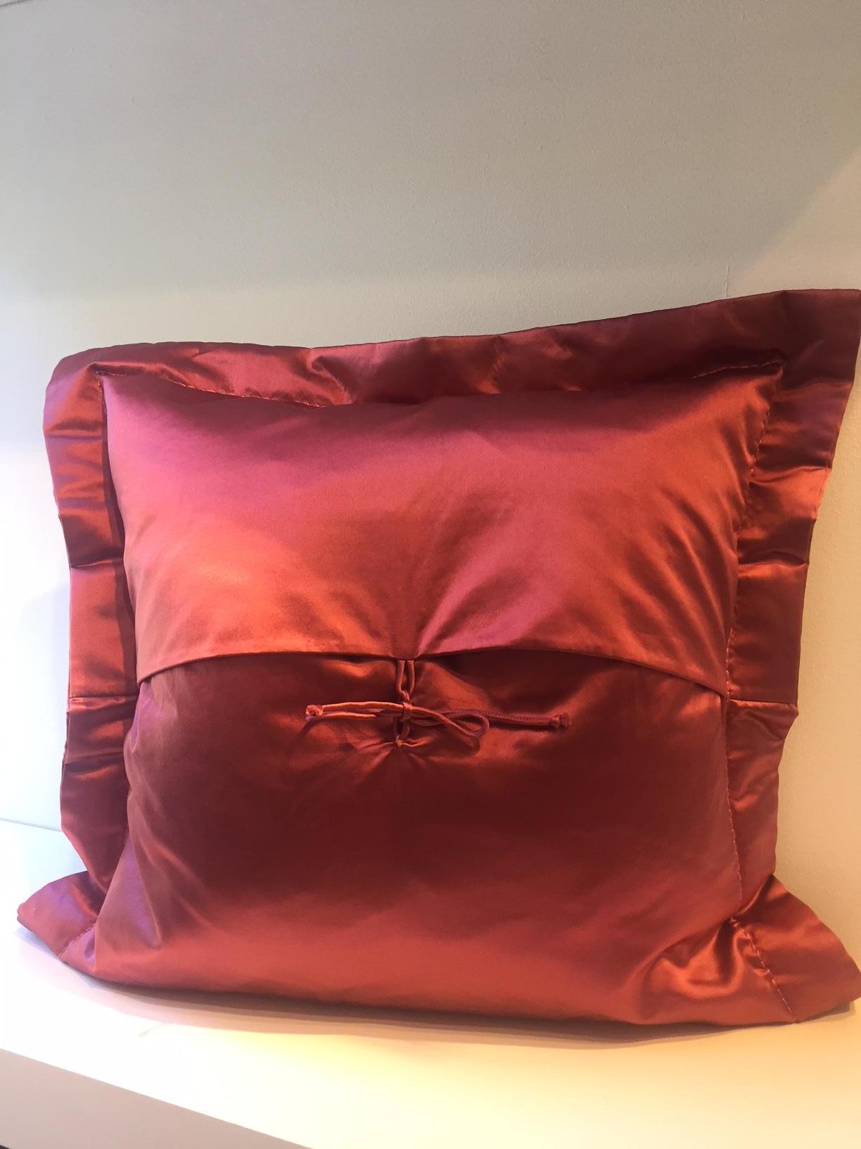 Dragon Design Cushion Silk In Col. Strawberry Hand Embroidery With Silver Beads in vendita 3
