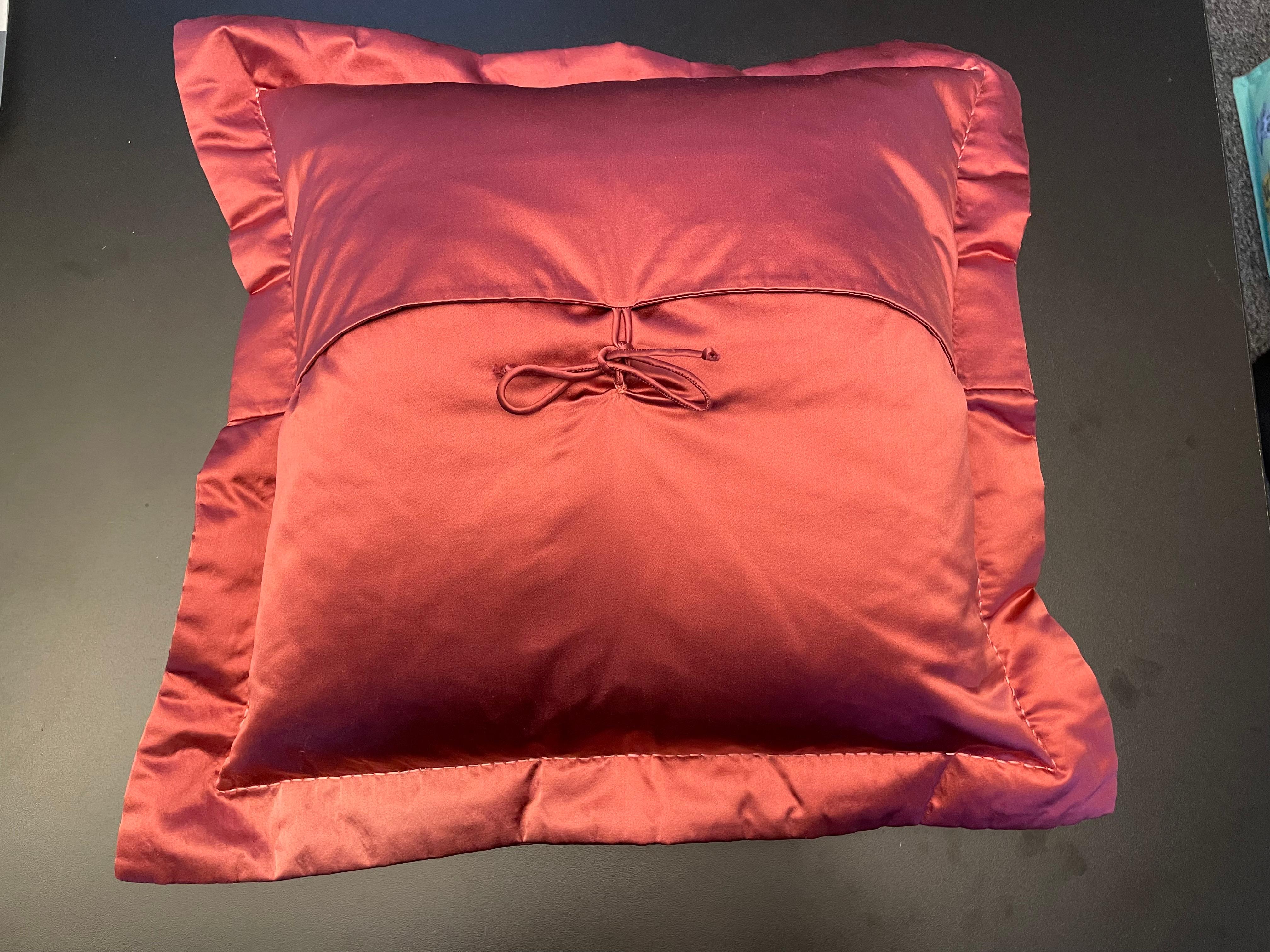 Seta Dragon Design Cushion Silk In Col. Strawberry Hand Embroidery With Silver Beads in vendita