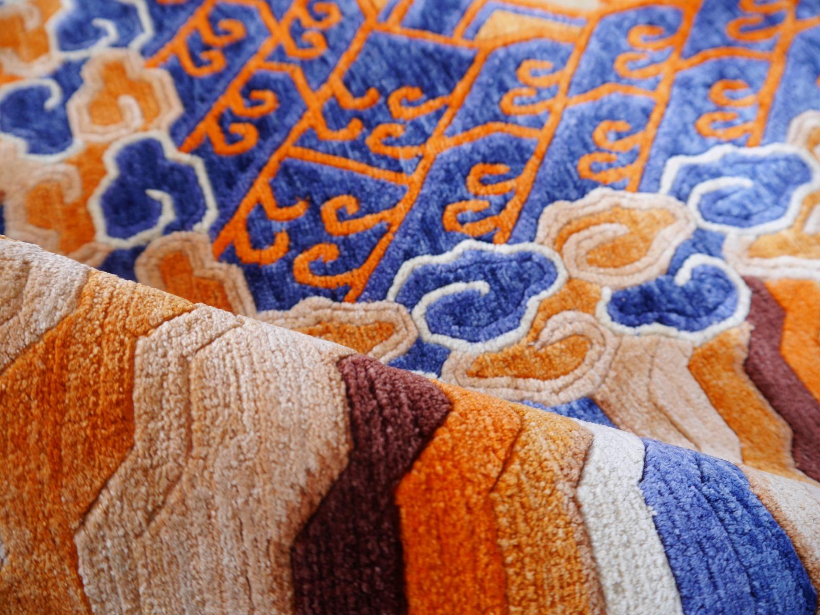 Dragon Design Teppich Wolle und Seide im Stil der chinesischen Kansu Teppiche 8 x 5,4 ft

Ein wunderschöner moderner Teppich mit Drachenmuster, handgeknüpft aus feinster chinesischer Maulbeerseide (80%) und tibetischer Hochlandwolle