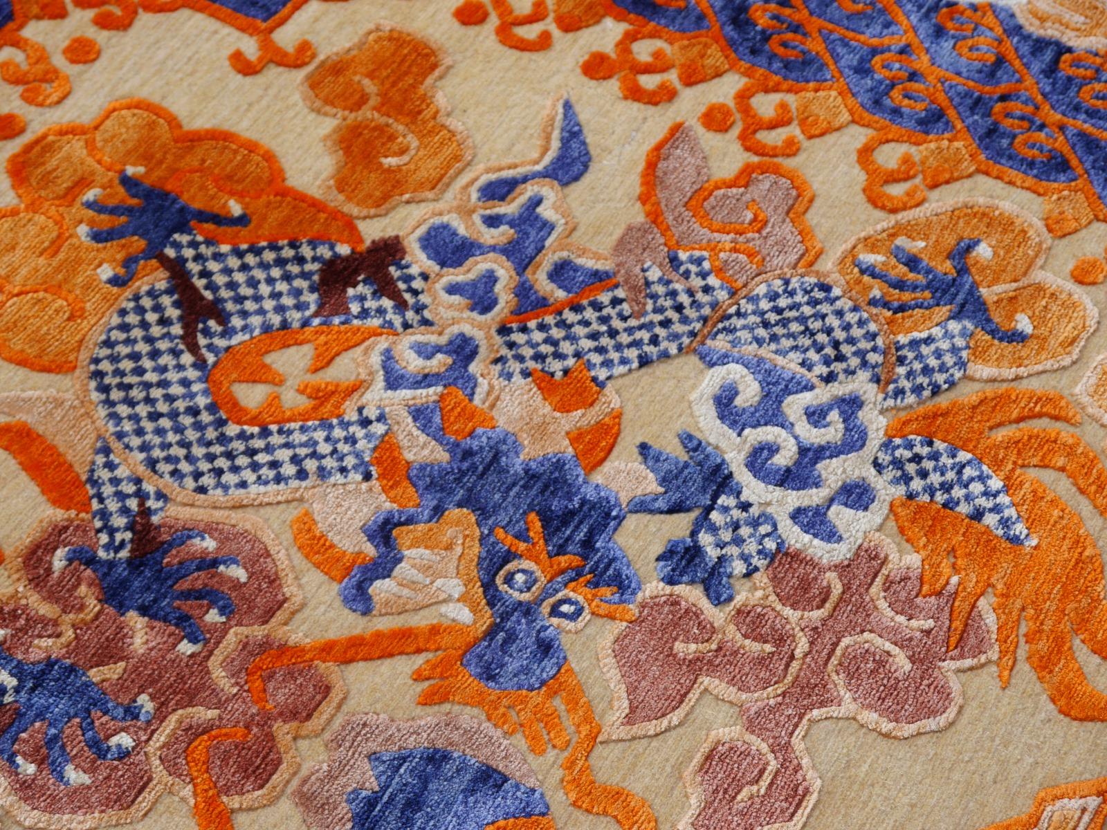 Teppich aus Wolle und Seide im Drachendesign im Stil von chinesischen Kansu-Teppichen (Nepalesisch) im Angebot