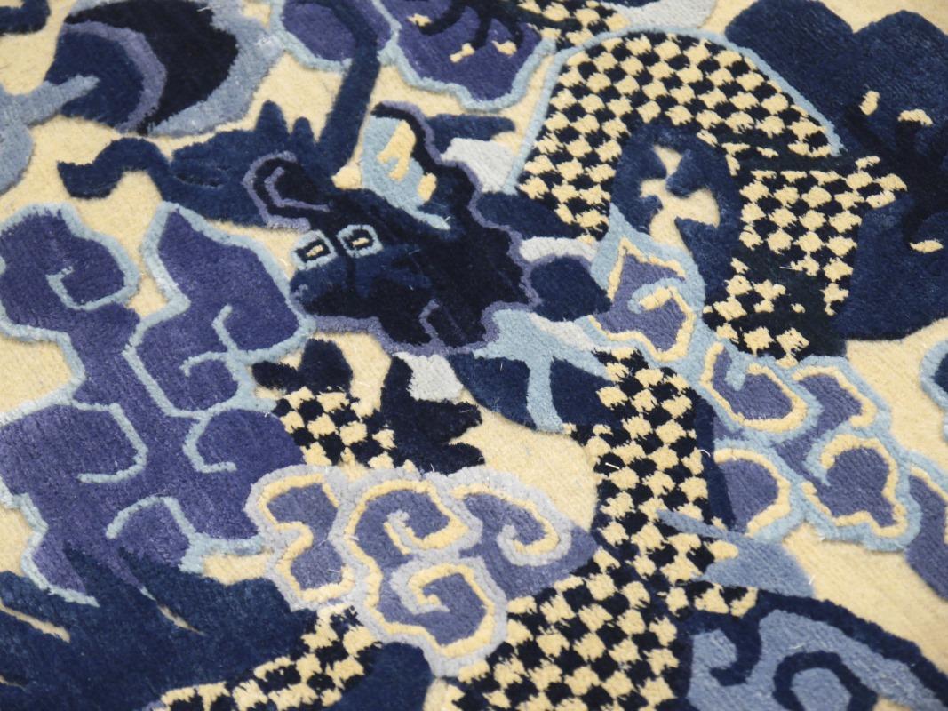 Teppich im Drachenmuster aus Wolle und Seide im chinesischen kaiserlichen Kansu-Stil in Blau und Beige im Angebot 3