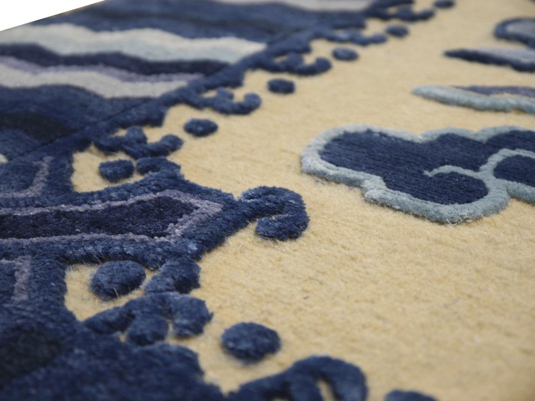 Teppich im Drachenmuster aus Wolle und Seide im chinesischen kaiserlichen Kansu-Stil in Blau und Beige im Angebot 4