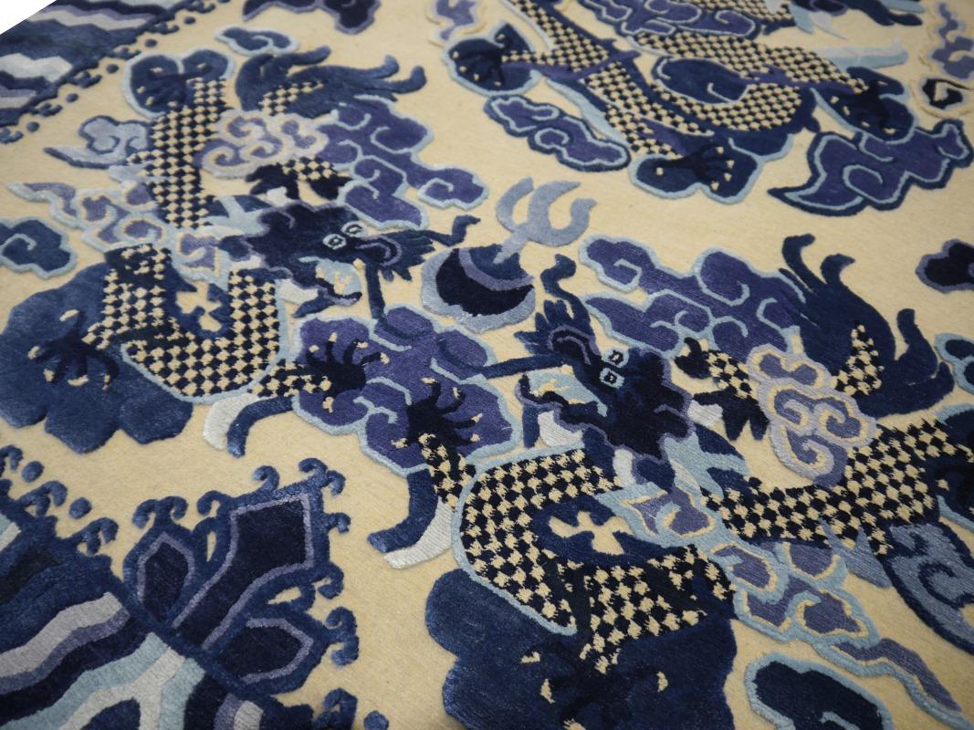 Teppich im Drachenmuster aus Wolle und Seide im chinesischen kaiserlichen Kansu-Stil in Blau und Beige im Angebot 8