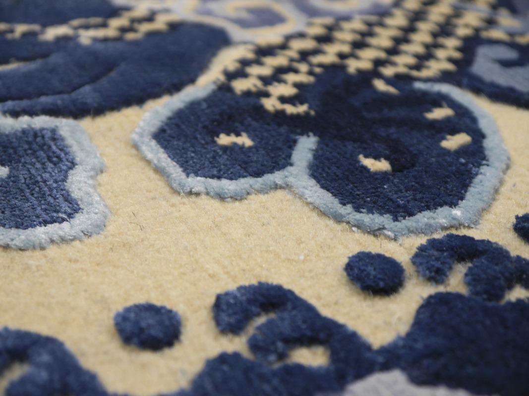 Dragon Design Teppich Wolle und Seide im Stil der chinesischen Kansu Teppiche 6 x 4 ft.

Ein wunderschöner moderner Teppich mit Drachenmuster, handgeknüpft aus feinster chinesischer Maulbeerseide (80%) und tibetischer Hochlandwolle