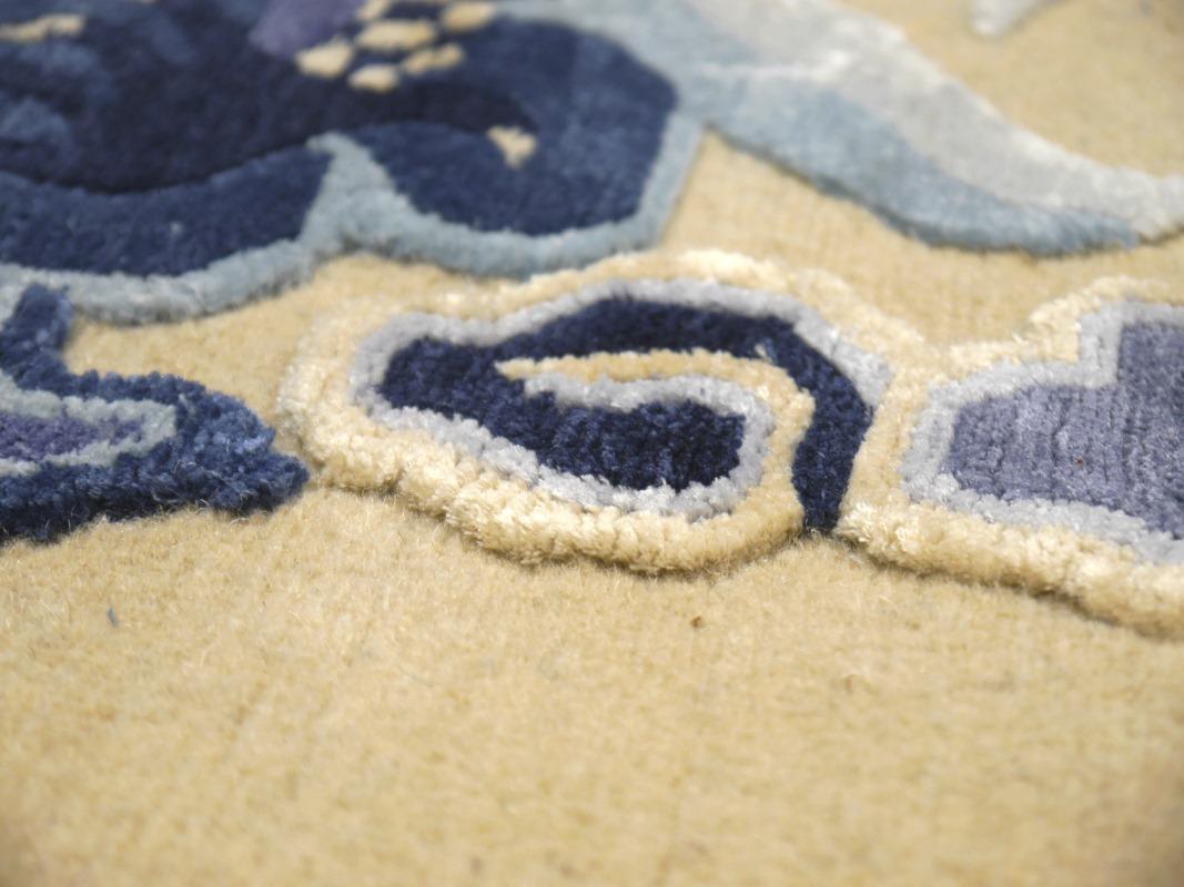Teppich im Drachenmuster aus Wolle und Seide im chinesischen kaiserlichen Kansu-Stil in Blau und Beige (Chinesischer Export) im Angebot