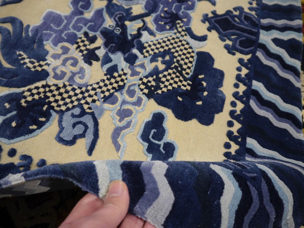 Teppich im Drachenmuster aus Wolle und Seide im chinesischen kaiserlichen Kansu-Stil in Blau und Beige (Handgeknüpft) im Angebot