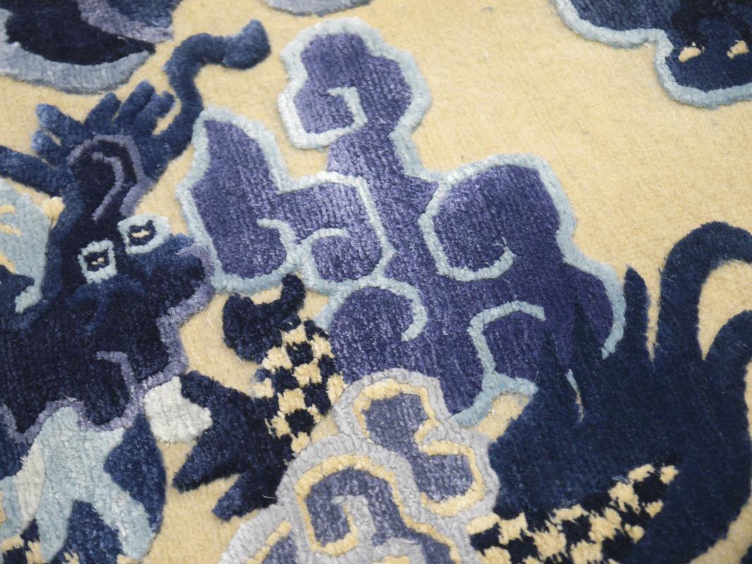 Teppich im Drachenmuster aus Wolle und Seide im chinesischen kaiserlichen Kansu-Stil in Blau und Beige im Angebot 1