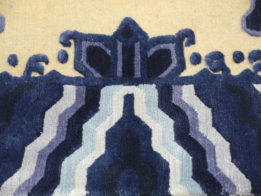 Teppich im Drachenmuster aus Wolle und Seide im chinesischen kaiserlichen Kansu-Stil in Blau und Beige im Angebot 2