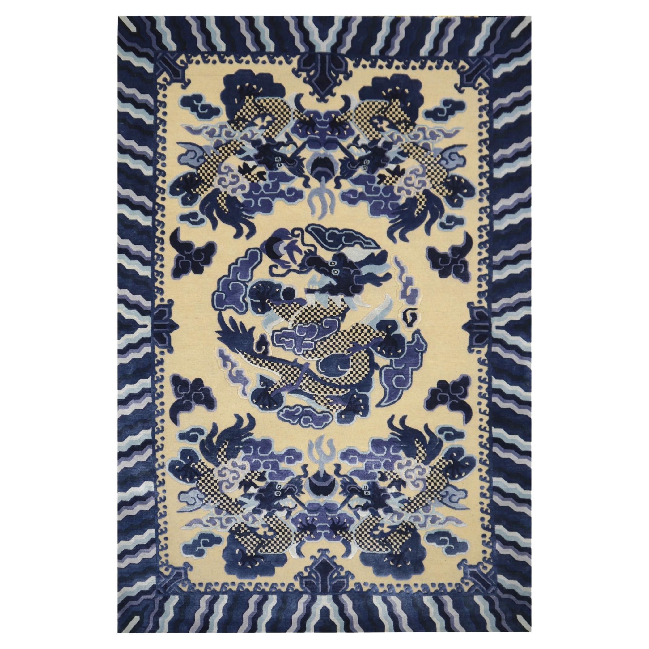Teppich im Drachenmuster aus Wolle und Seide im chinesischen kaiserlichen Kansu-Stil in Blau und Beige
