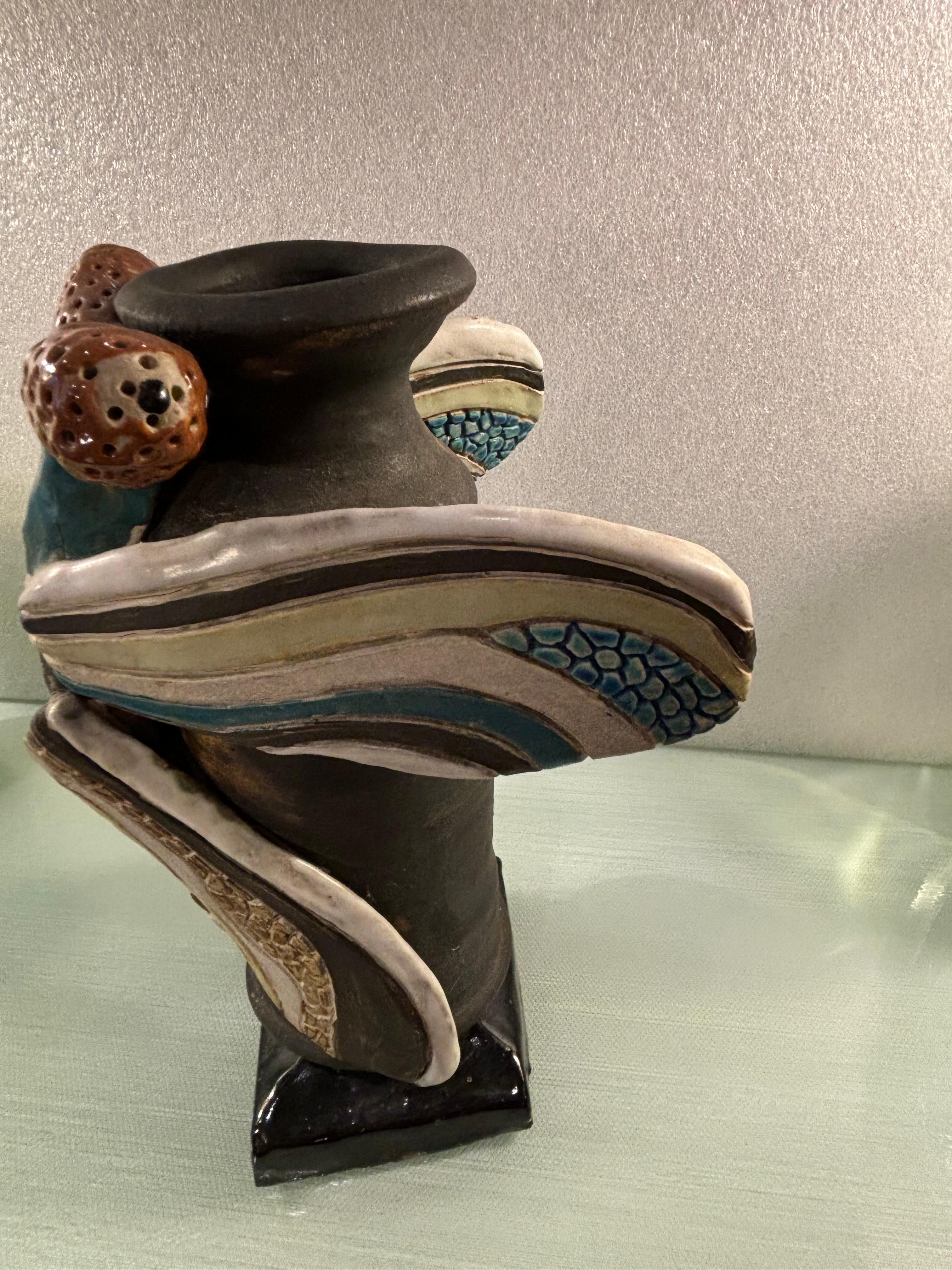 Jarrón de cerámica Mosca de Dragón, firmado Johnson 1991 Estadounidense en venta