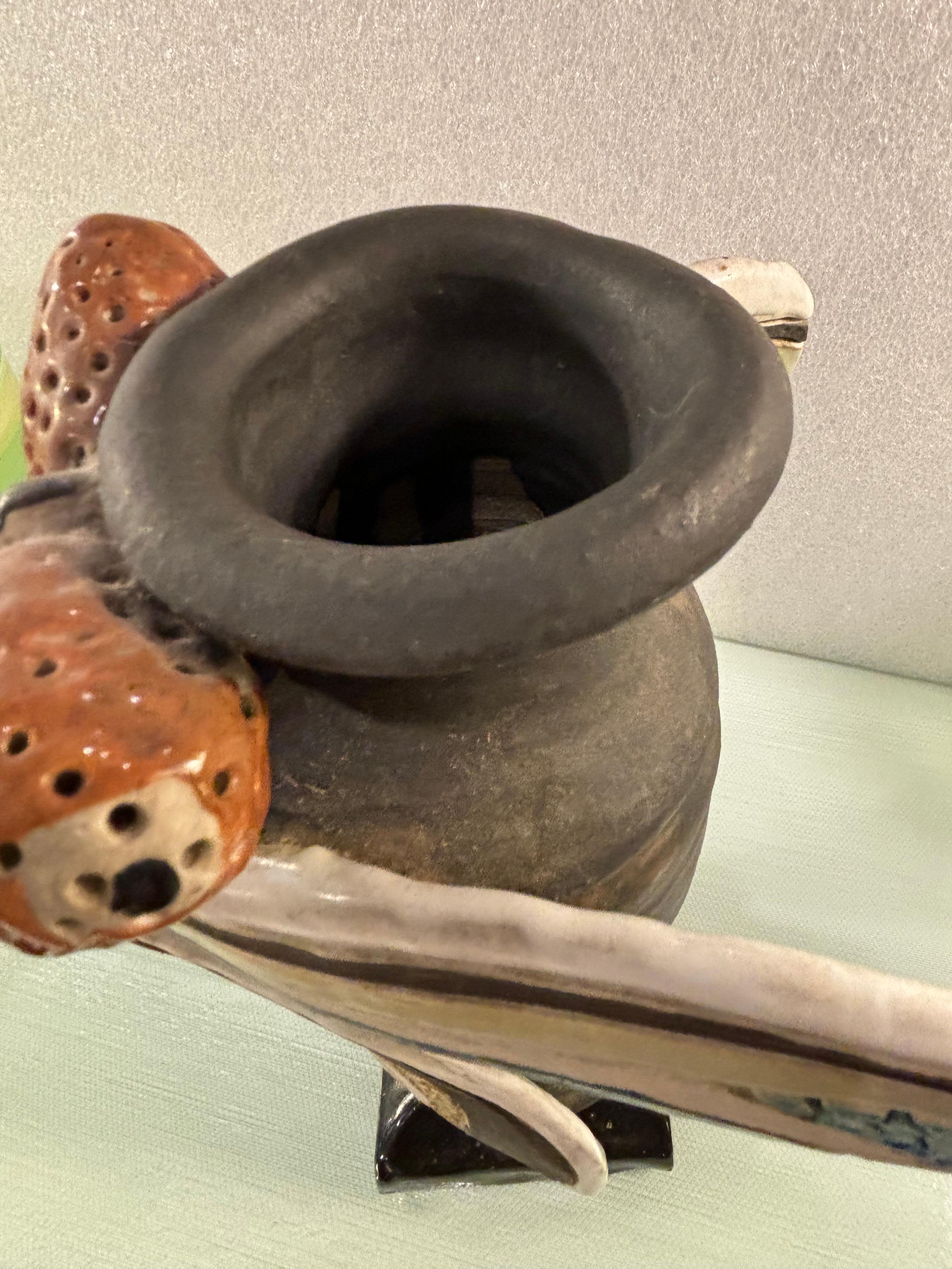 Jarrón de cerámica Mosca de Dragón, firmado Johnson 1991 en Bueno estado para la venta en Philadelphia, PA