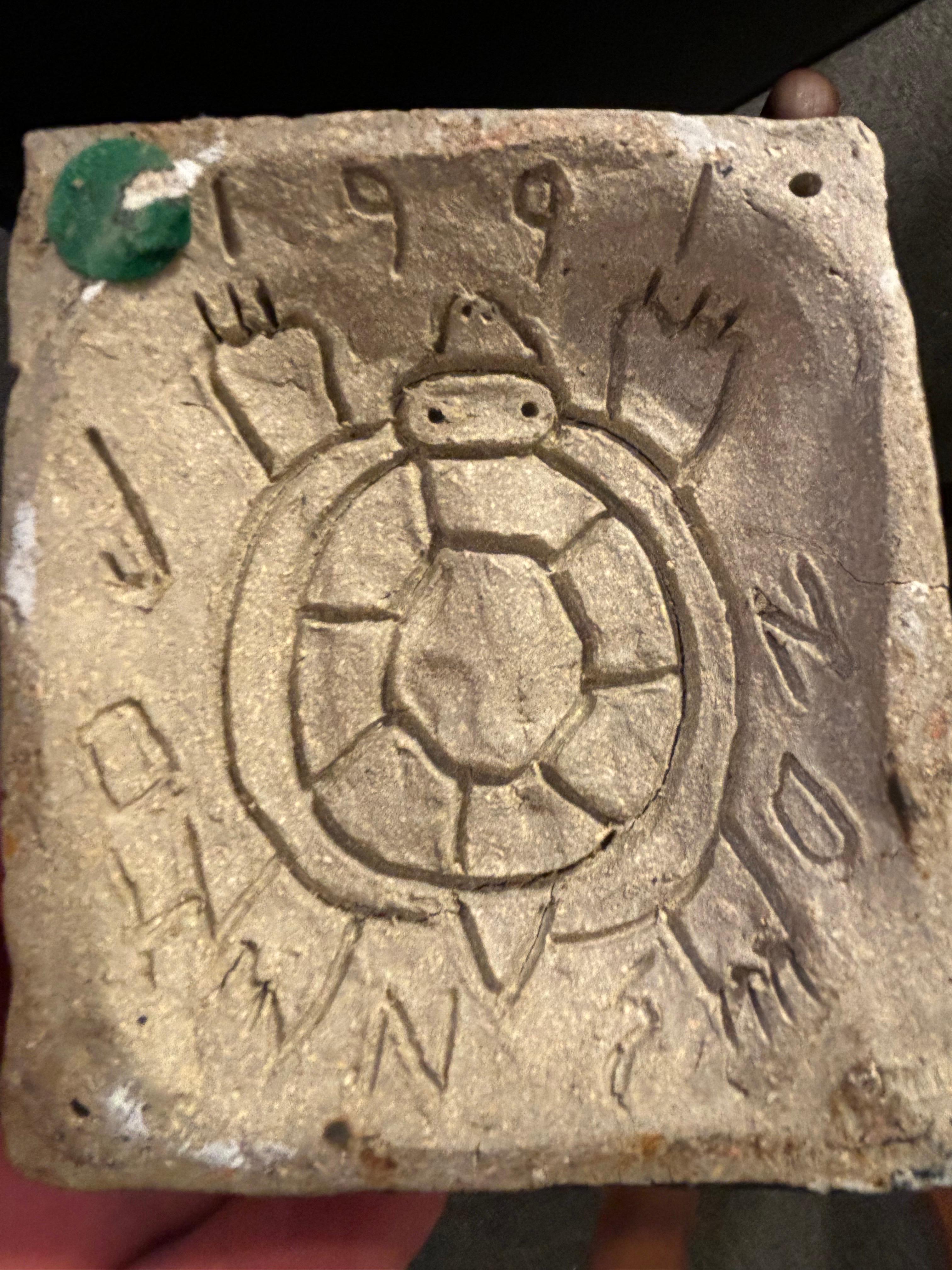 Jarrón de cerámica Mosca de Dragón, firmado Johnson 1991 Cerámico en venta