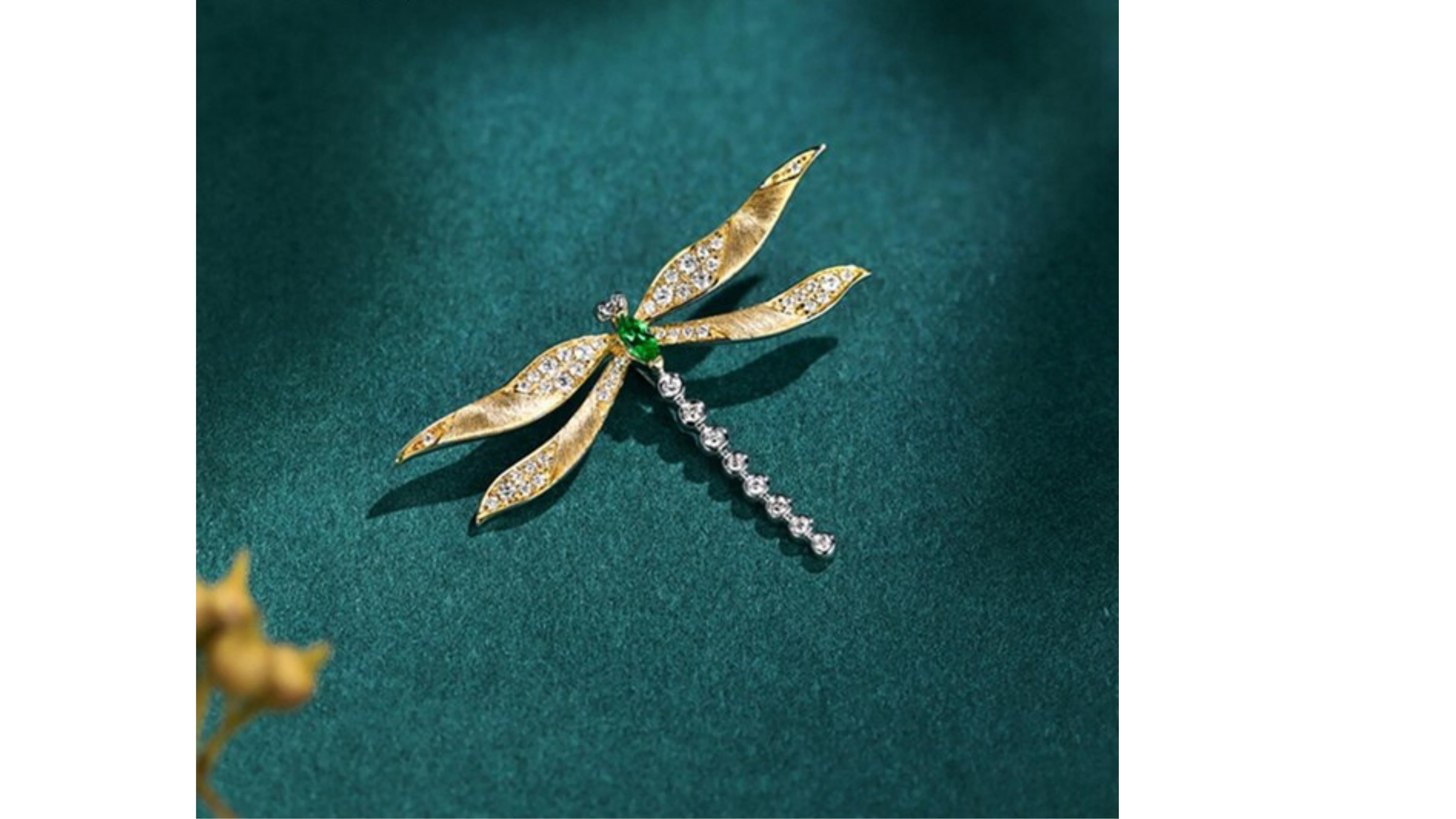 Dragon Fly Tsavorite Diamond Necklace 14 Karat Gold In New Condition For Sale In Barnsley, GB