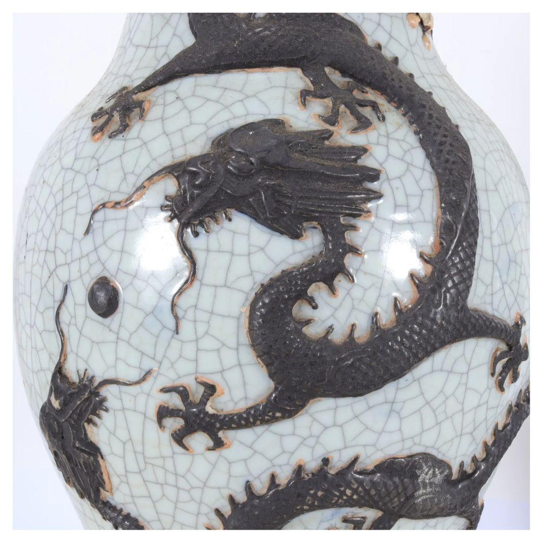 Lampe de table en céramique craquelée à motif de dragon Bon état - En vente à Locust Valley, NY