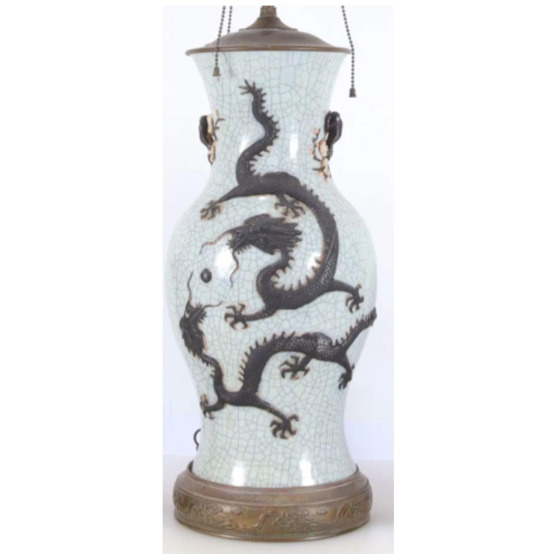 20ième siècle Lampe de table en céramique craquelée à motif de dragon en vente