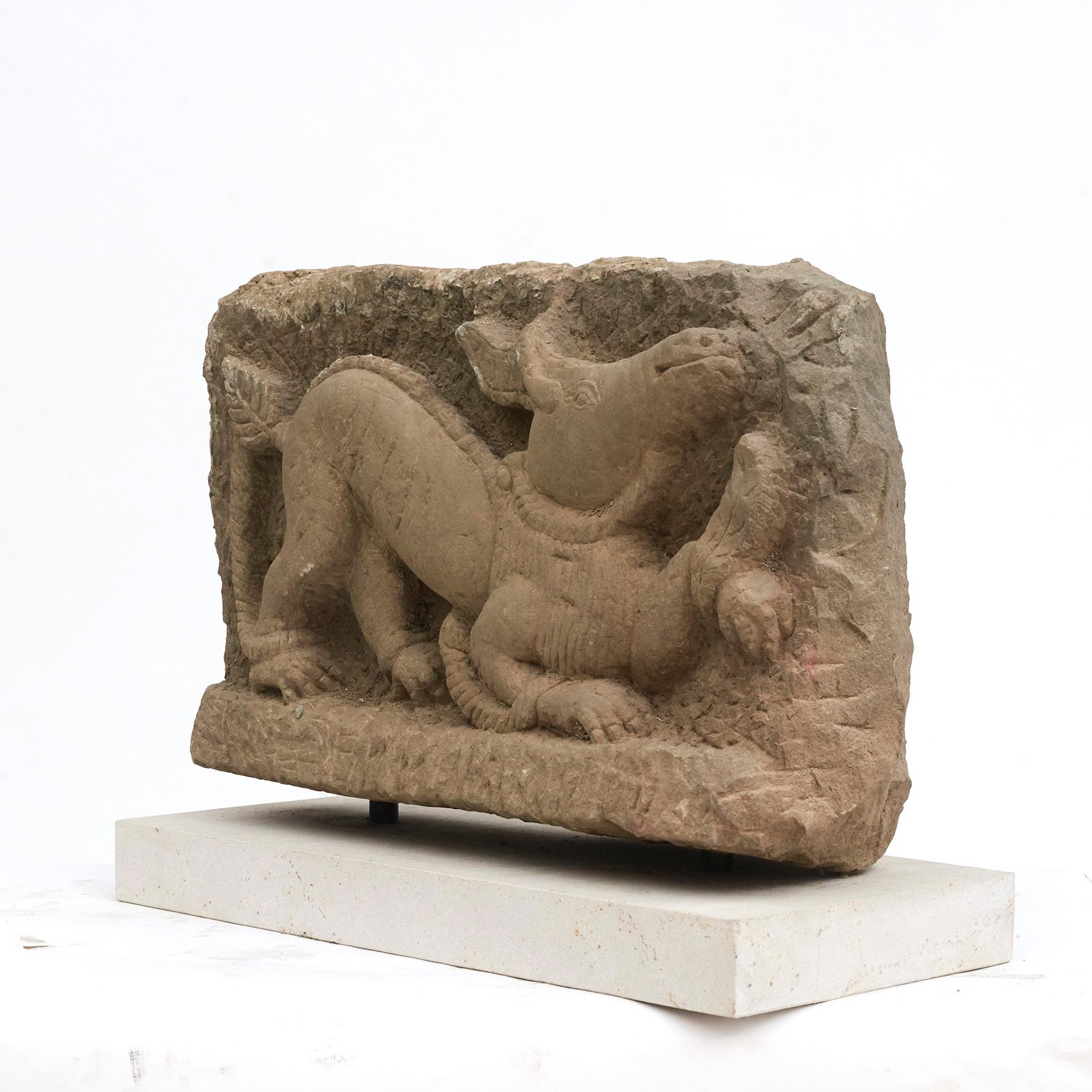 „Mythische Drache“-Sandsteinrelief (Birmanisch) im Angebot